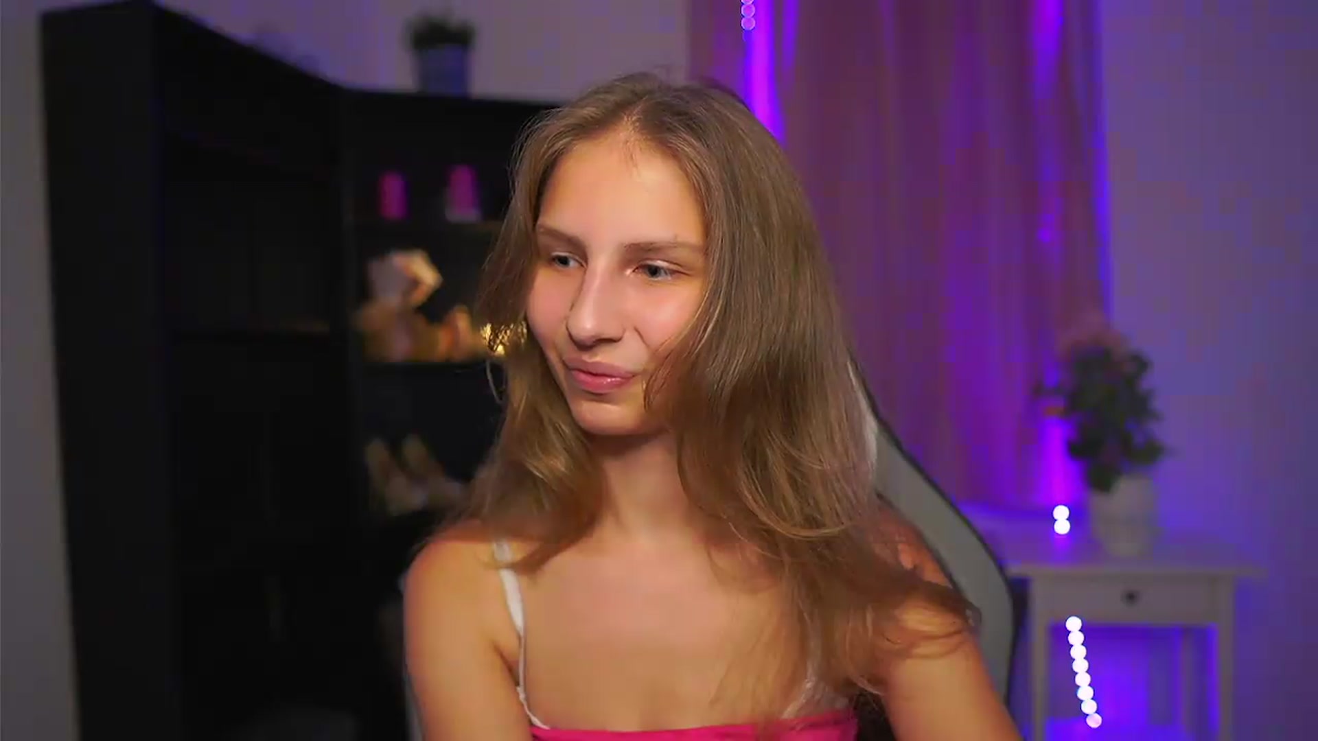 Gallery image thumbnail from Emmie_murray's myfreecams stream on, 08/09/2026, 23:01 image 17 of 20