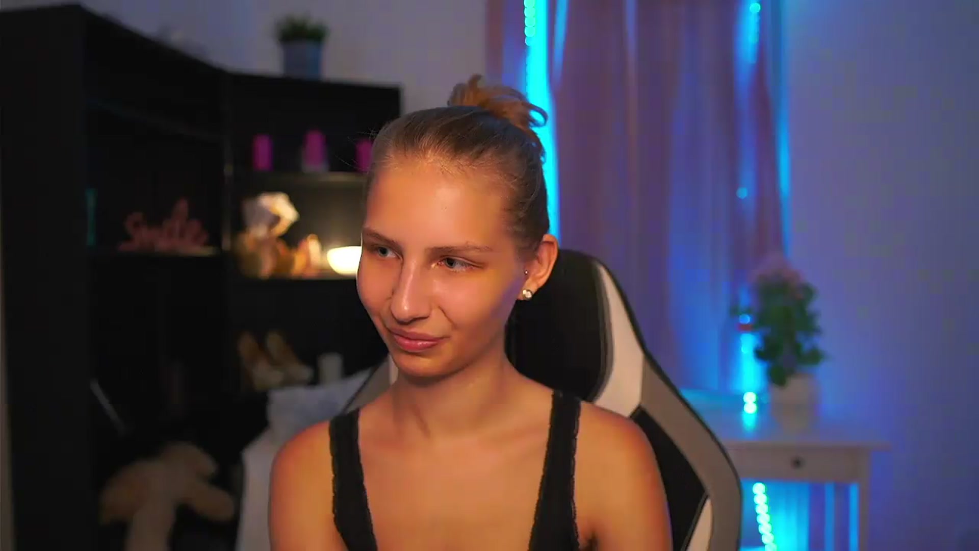 Gallery image thumbnail from Emmie_murray's myfreecams stream on, 08/10/2026, 16:46 image 4 of 20