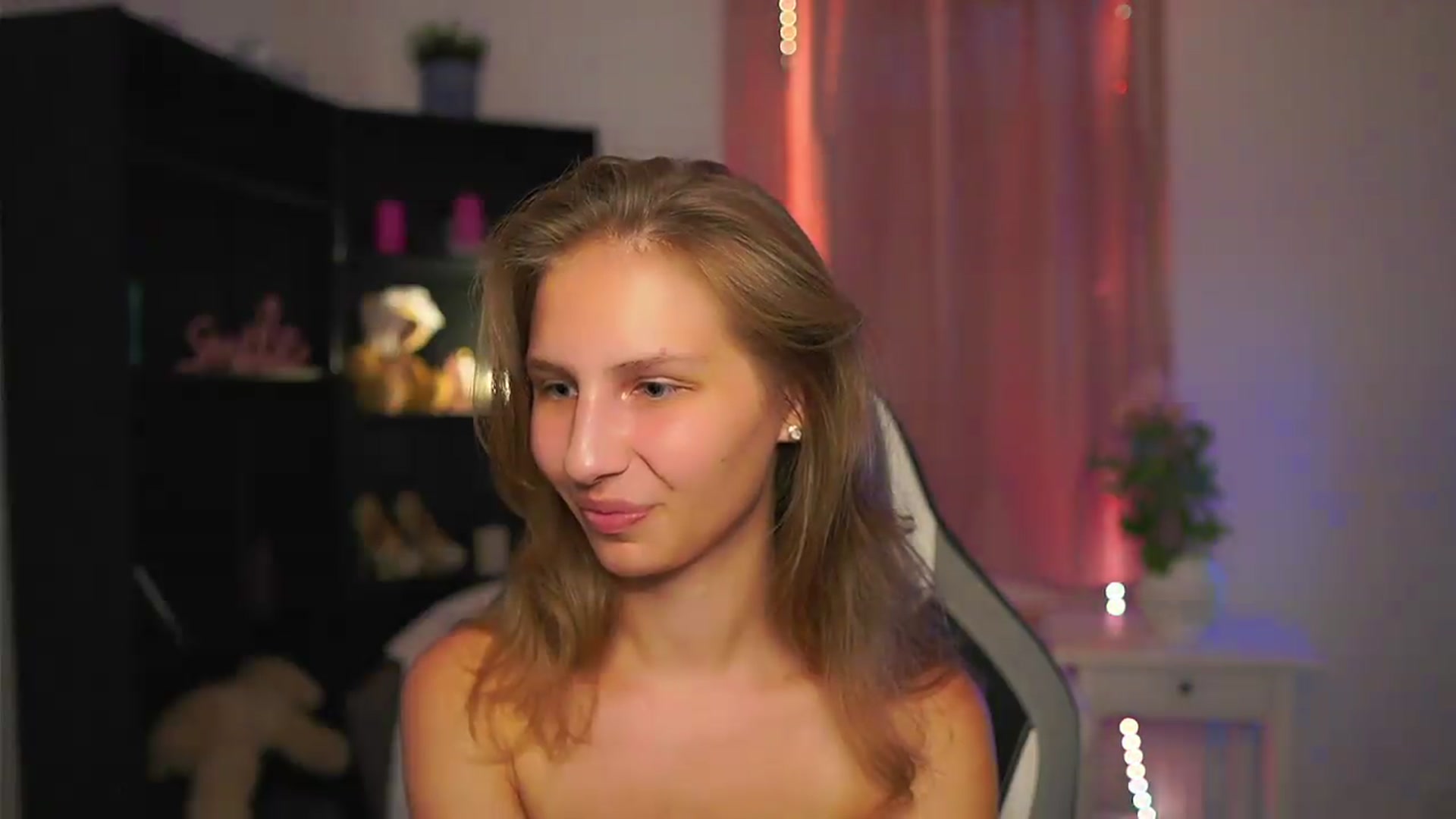 Gallery image thumbnail from Emmie_murray's myfreecams stream on, 08/10/2026, 16:46 image 19 of 20