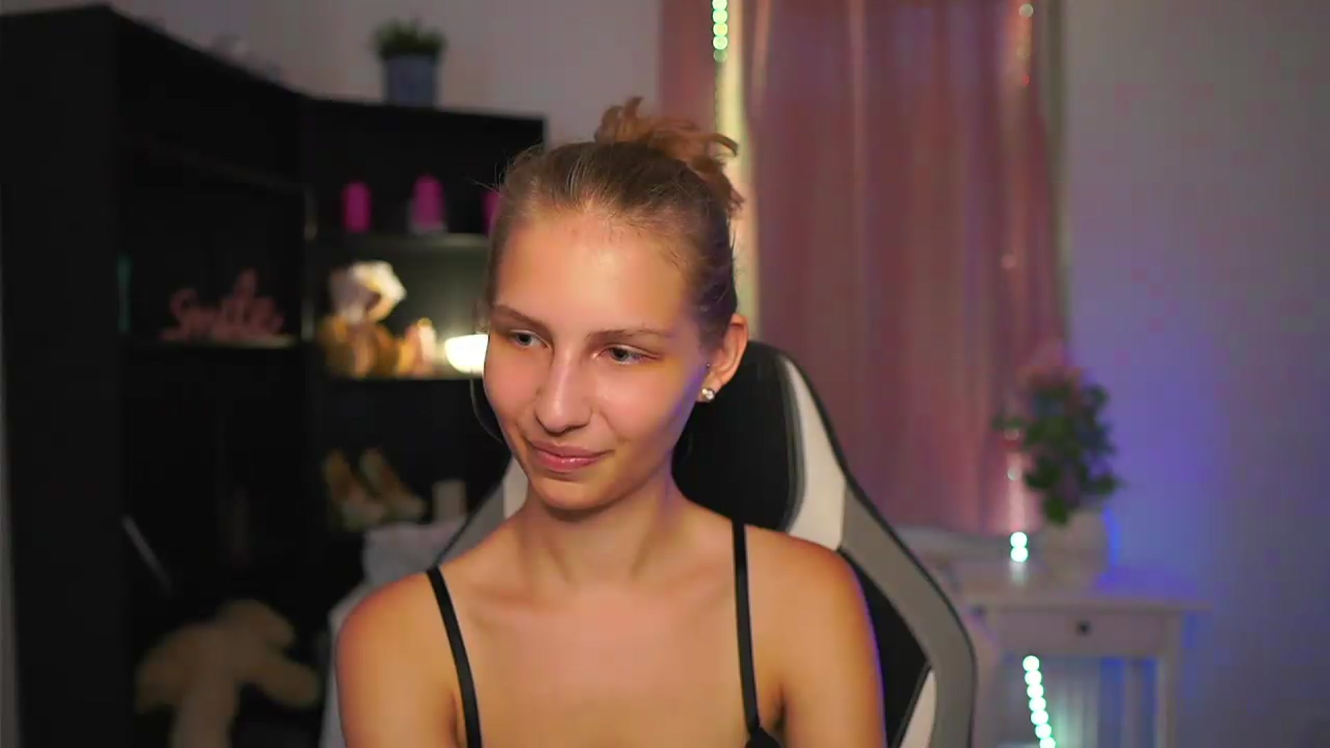 Gallery image thumbnail from Emmie_murray's myfreecams stream on, 08/10/2026, 16:46 image 7 of 20