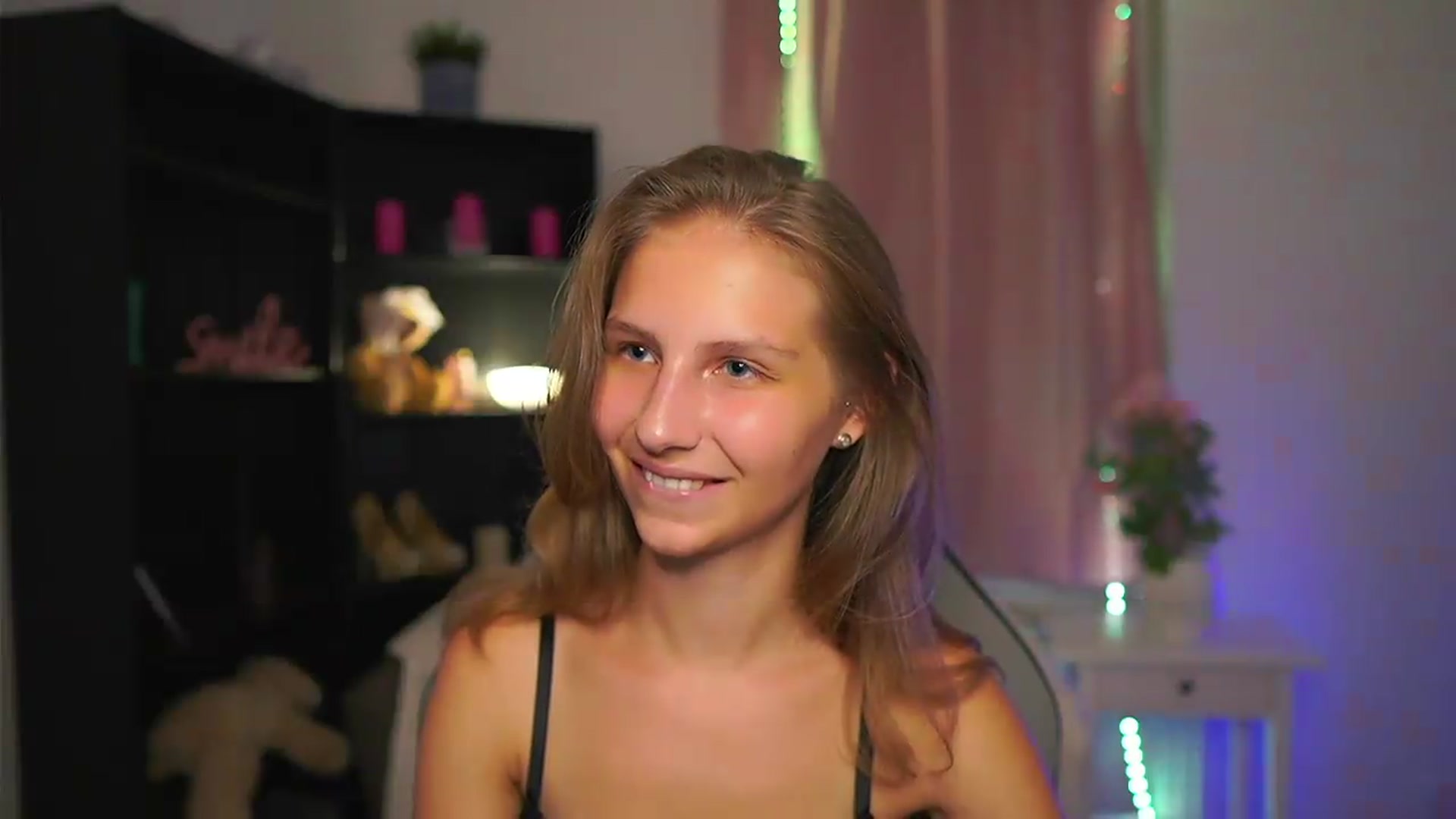 Gallery image thumbnail from Emmie_murray's myfreecams stream on, 08/10/2026, 18:02 image 13 of 20