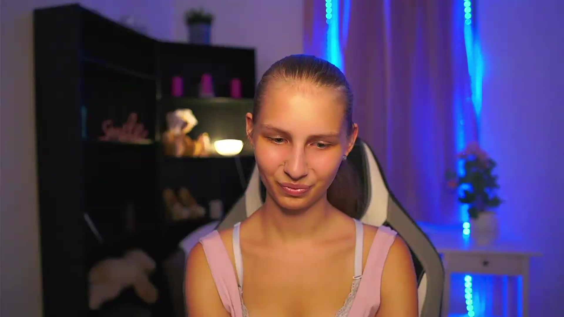 Gallery image thumbnail from Emmie_murray's myfreecams stream on, 08/11/2026, 18:30 image 17 of 20