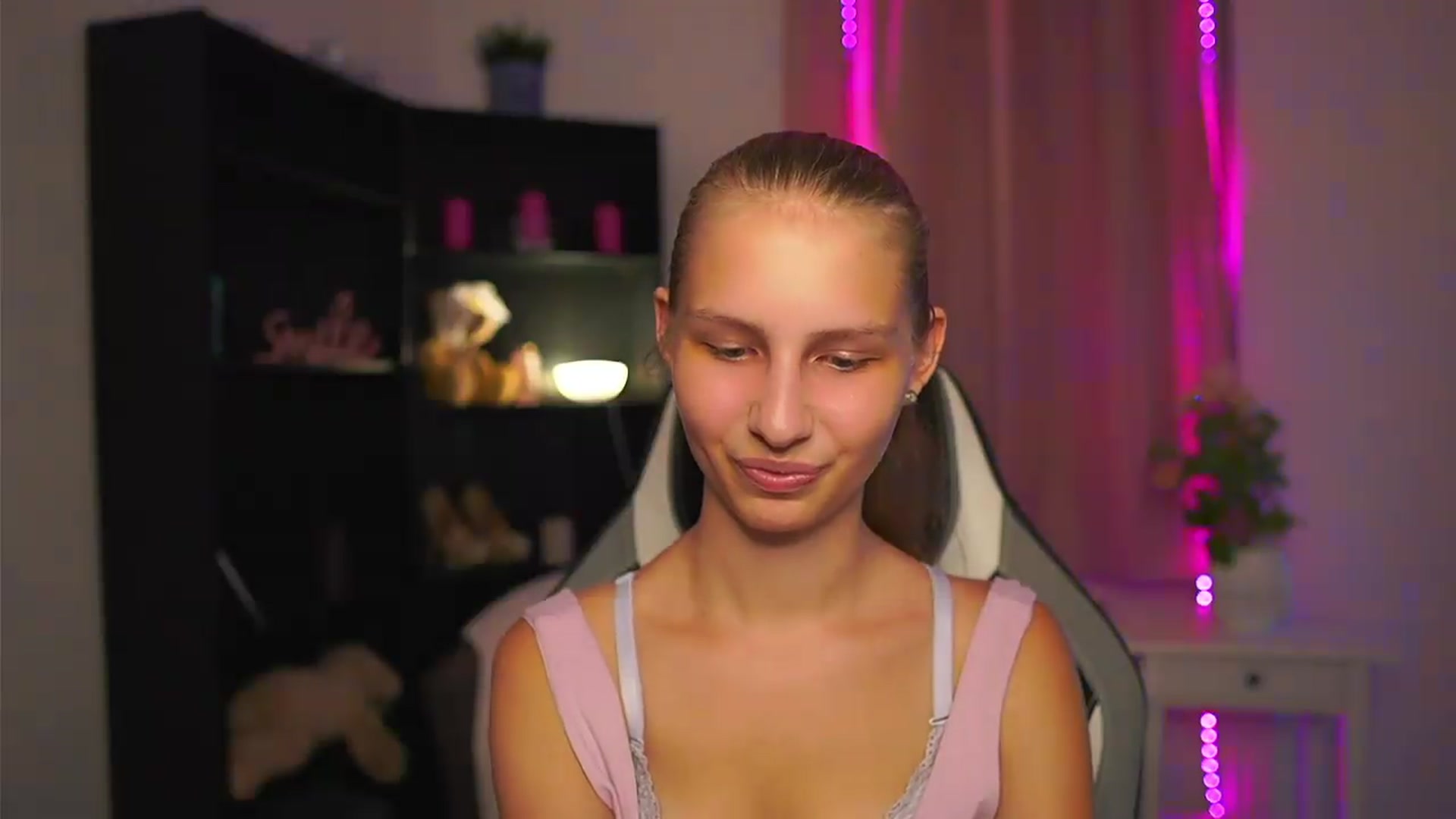 Gallery image thumbnail from Emmie_murray's myfreecams stream on, 08/11/2026, 18:30 image 14 of 20