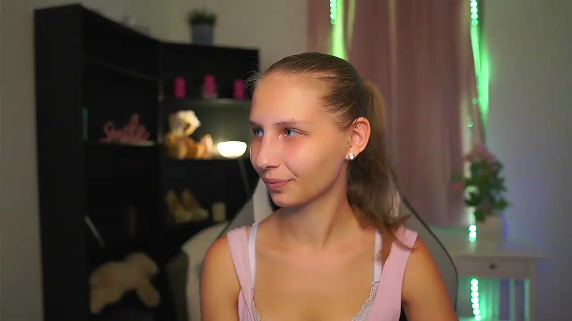 Gallery image thumbnail from Emmie_murray's myfreecams stream on, 08/11/2026, 18:30 image 1 of 20