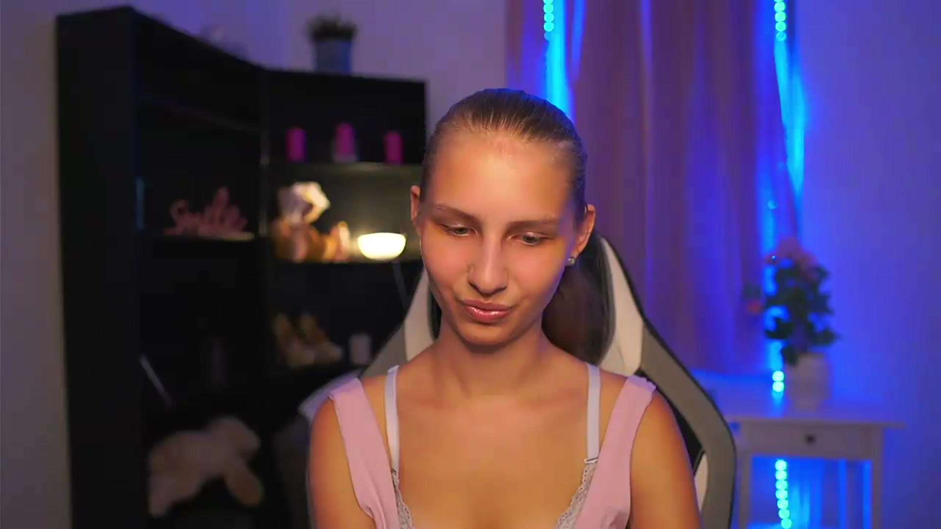 Gallery image thumbnail from Emmie_murray's myfreecams stream on, 08/11/2026, 18:30 image 13 of 20