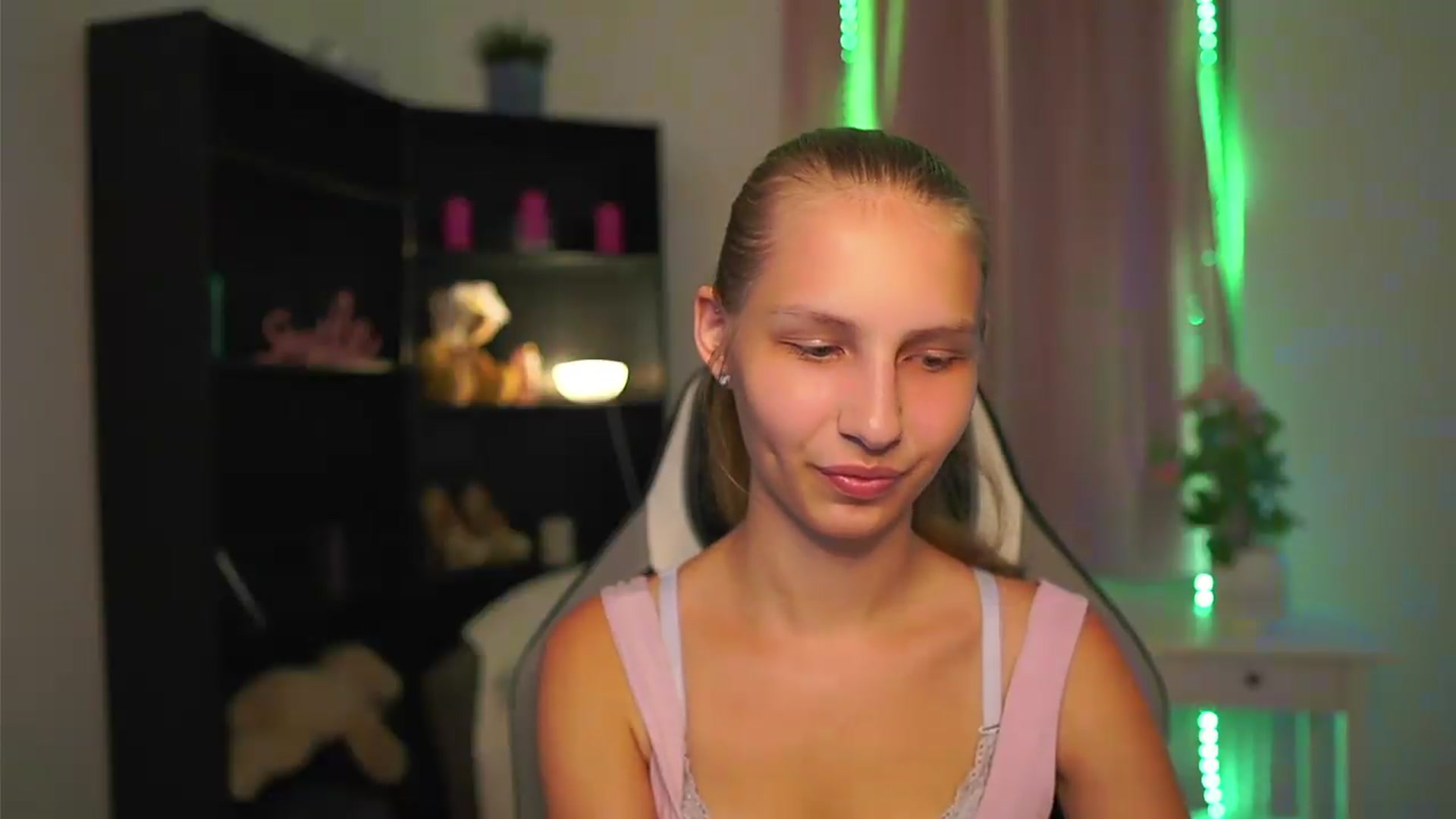Gallery image thumbnail from Emmie_murray's myfreecams stream on, 08/11/2026, 18:30 image 2 of 20