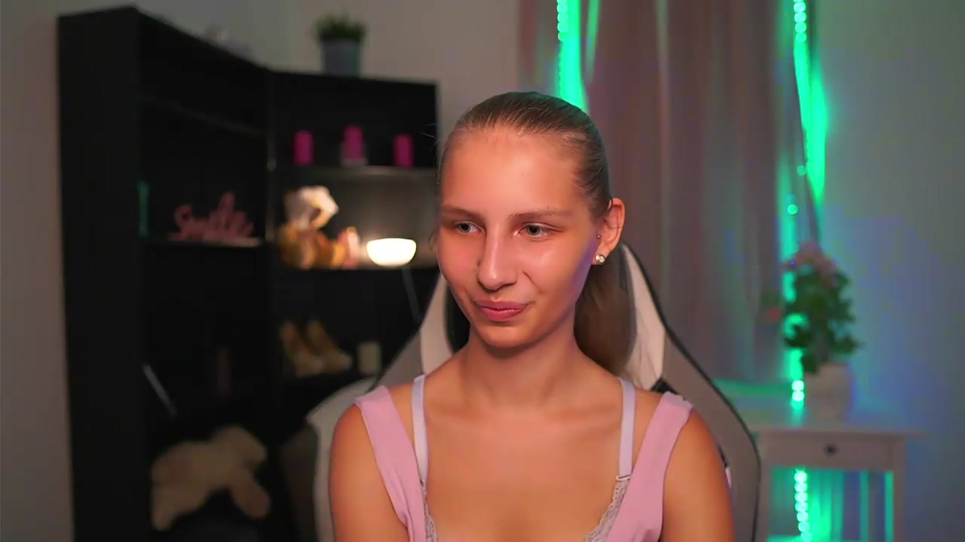 Gallery image thumbnail from Emmie_murray's myfreecams stream on, 08/11/2026, 18:30 image 15 of 20