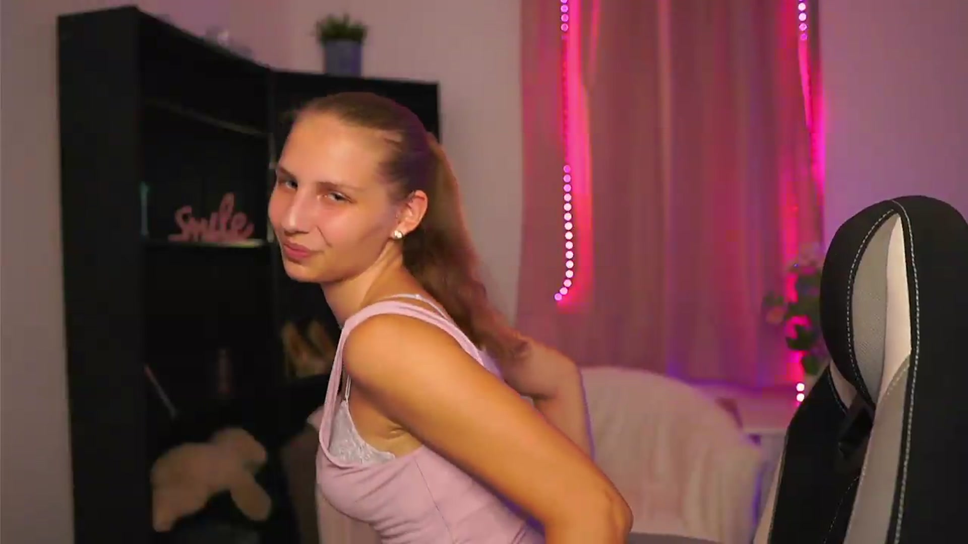 Gallery image thumbnail from Emmie_murray's myfreecams stream on, 08/11/2026, 18:30 image 18 of 20