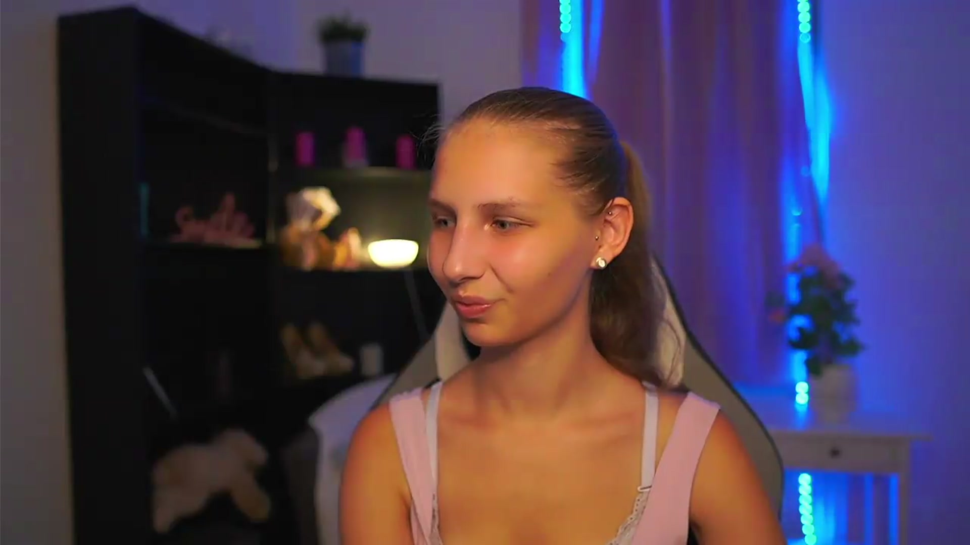 Gallery image thumbnail from Emmie_murray's myfreecams stream on, 08/11/2026, 18:30 image 3 of 20