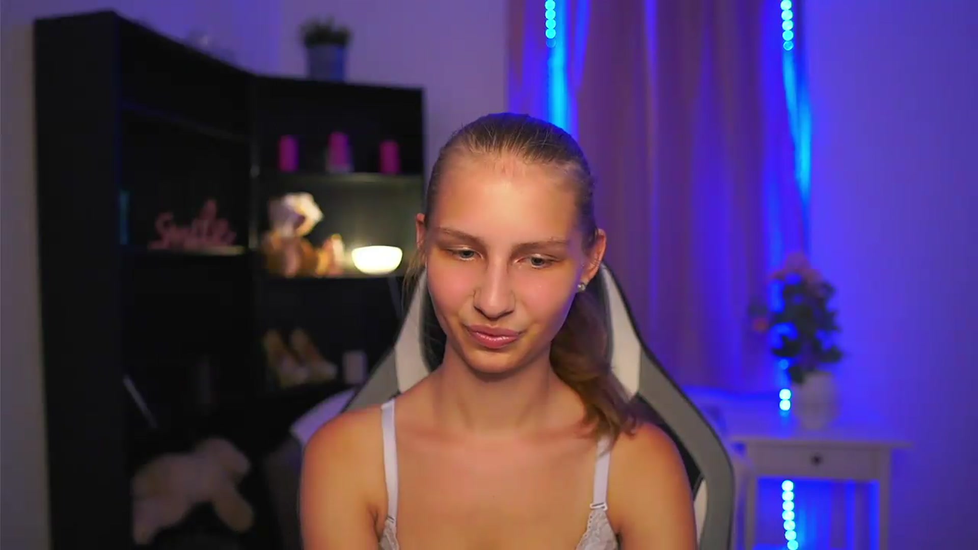 Gallery image thumbnail from Emmie_murray's myfreecams stream on, 08/11/2026, 23:01 image 3 of 20