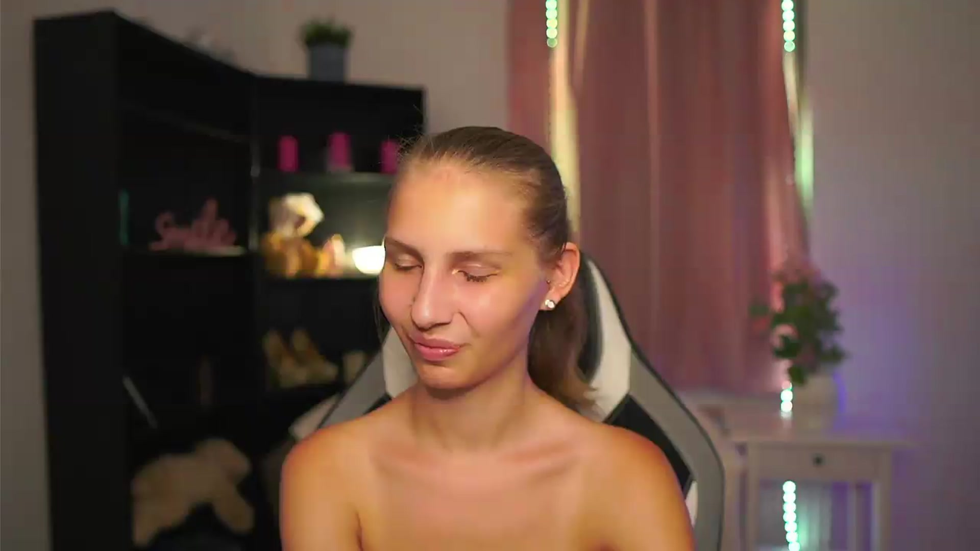 Gallery image thumbnail from Emmie_murray's myfreecams stream on, 08/11/2026, 23:01 image 13 of 20