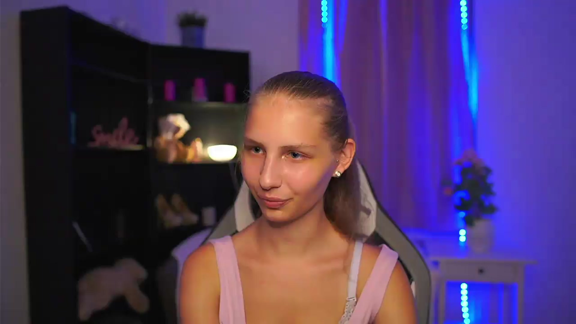 Gallery image thumbnail from Emmie_murray's myfreecams stream on, 08/11/2026, 23:01 image 1 of 20