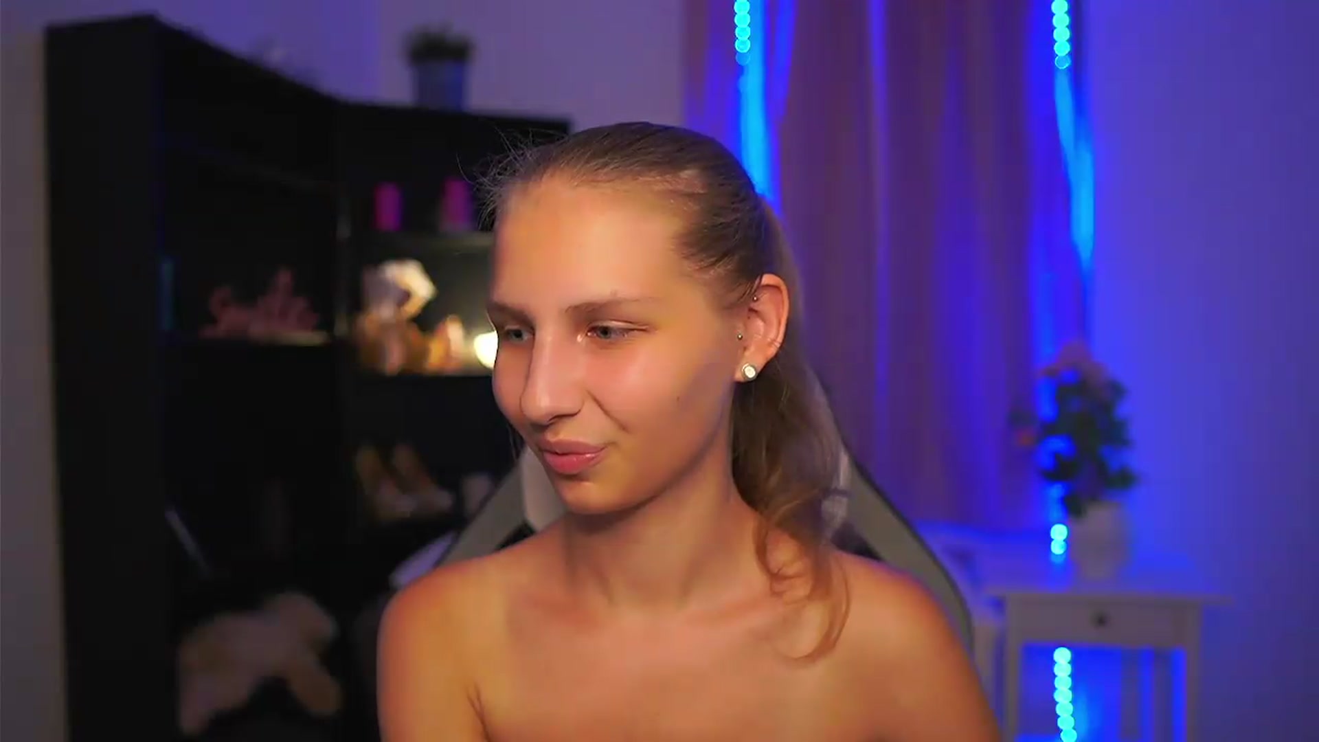 Gallery image thumbnail from Emmie_murray's myfreecams stream on, 08/11/2026, 23:01 image 15 of 20