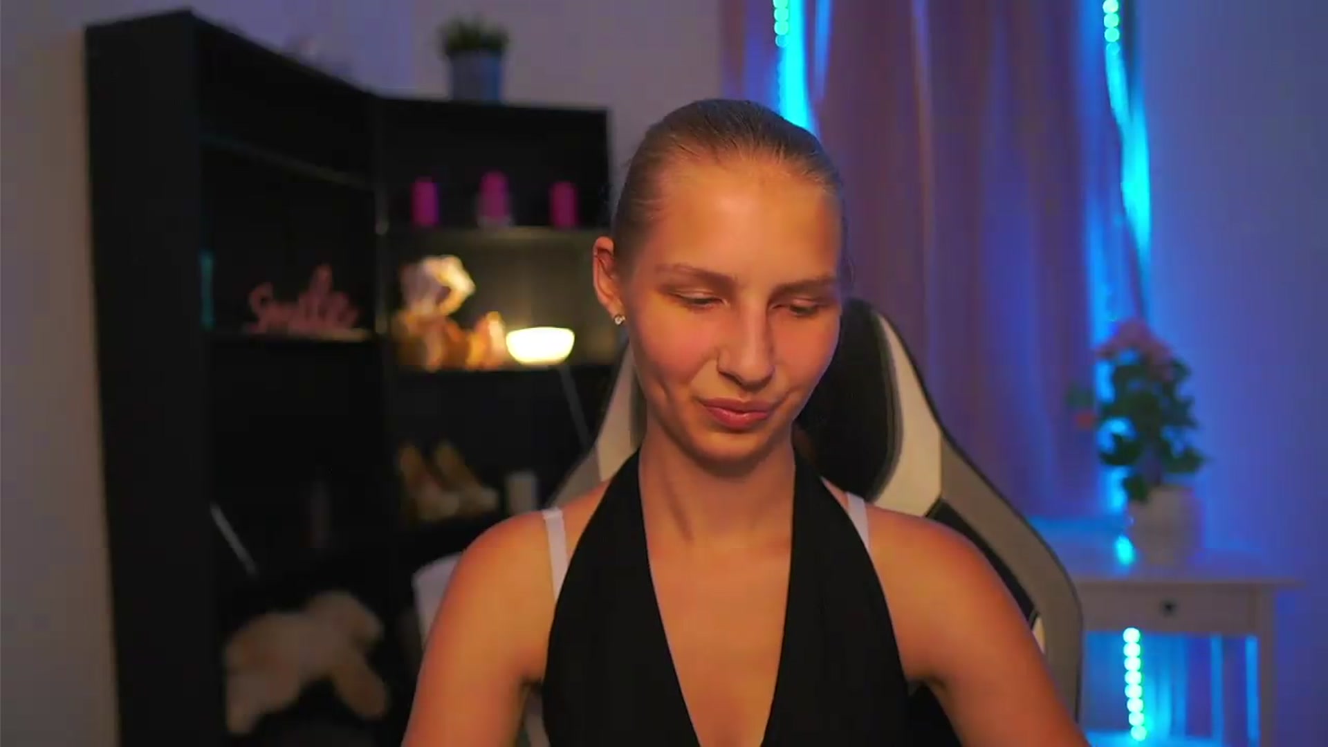Gallery image thumbnail from Emmie_murray's myfreecams stream on, 08/12/2026, 22:40 image 2 of 20
