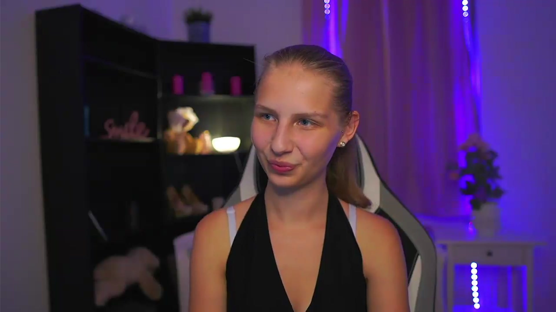 Gallery image thumbnail from Emmie_murray's myfreecams stream on, 08/12/2026, 22:40 image 3 of 20