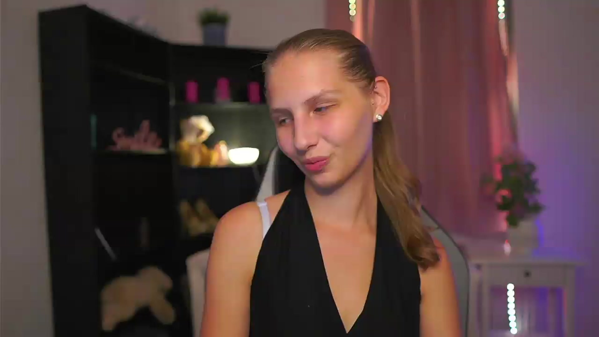 Gallery image thumbnail from Emmie_murray's myfreecams stream on, 08/12/2026, 22:40 image 1 of 20
