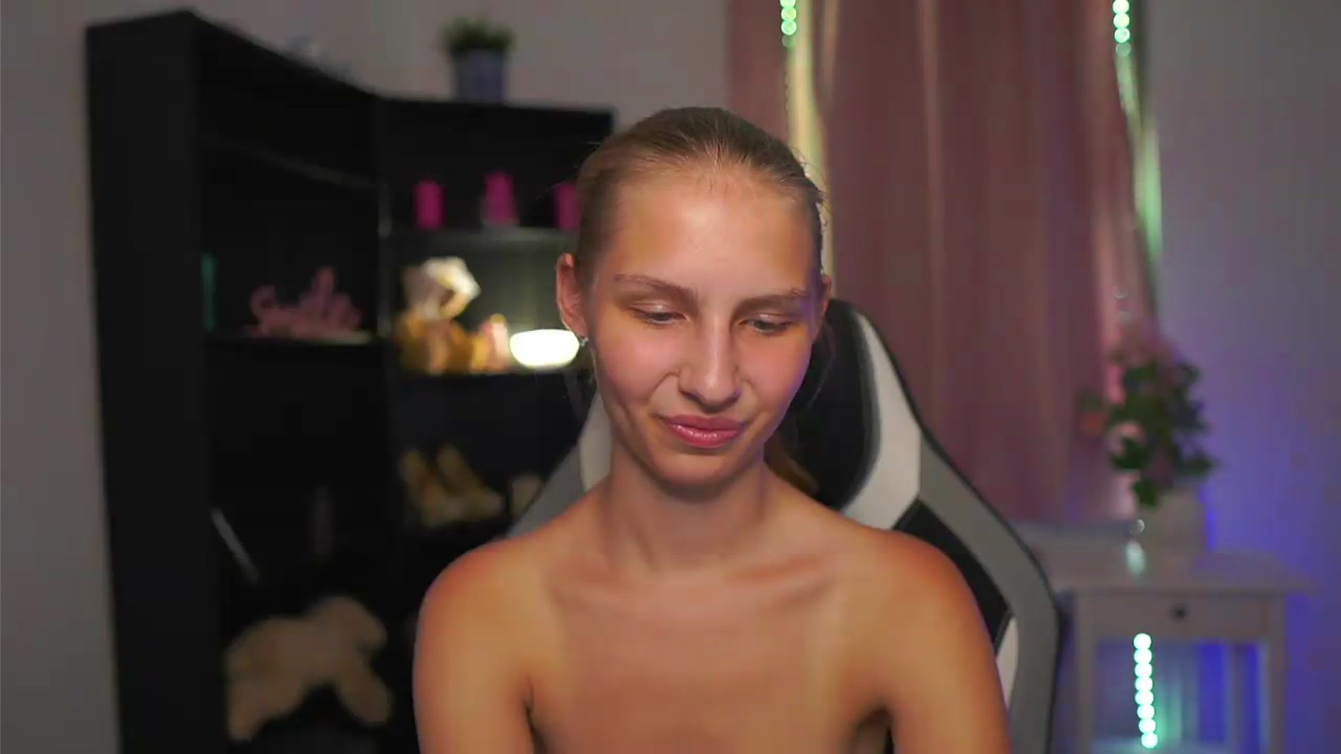 Gallery image thumbnail from Emmie_murray's myfreecams stream on, 08/12/2026, 22:59 image 19 of 20
