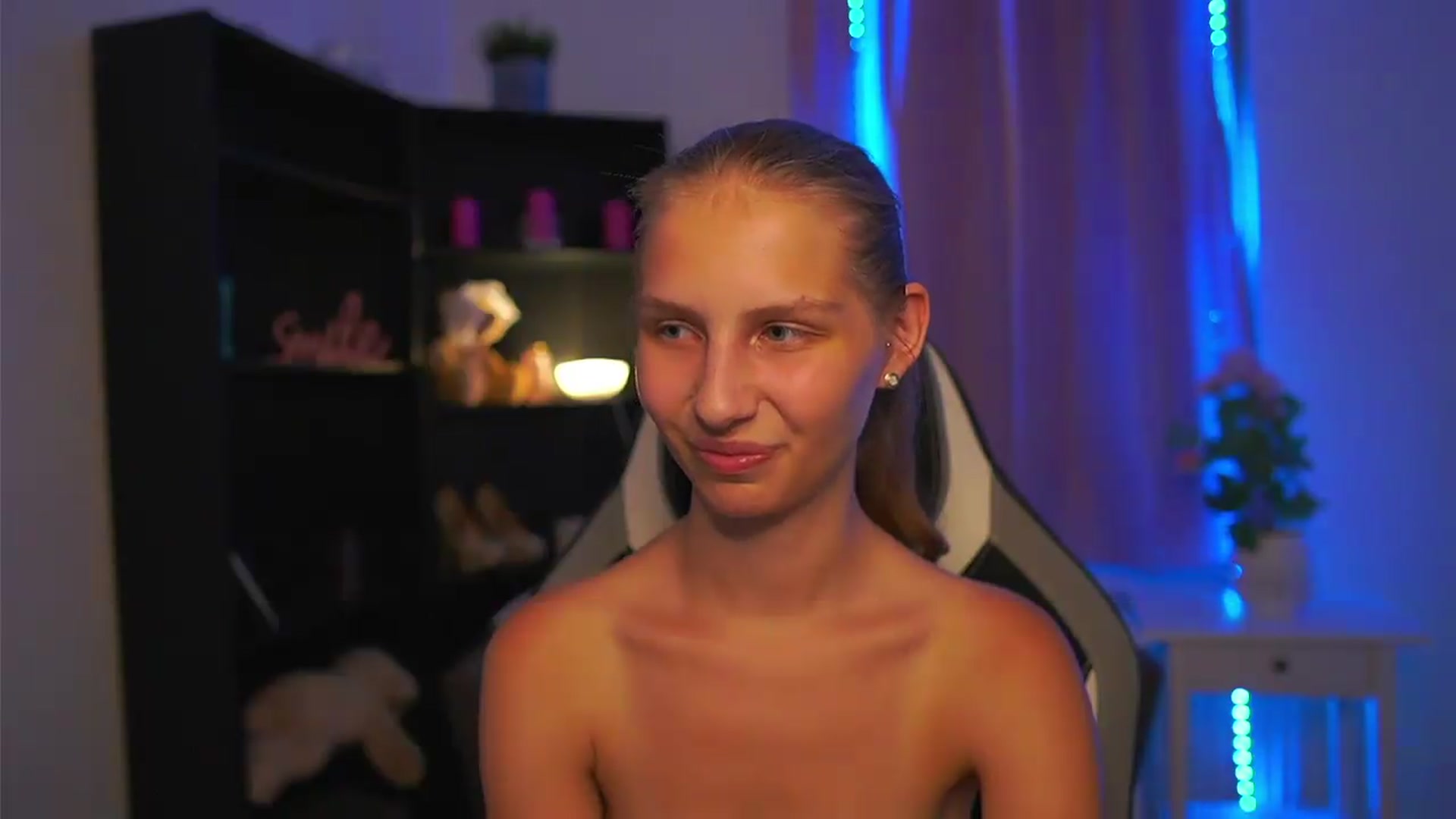 Gallery image thumbnail from Emmie_murray's myfreecams stream on, 08/12/2026, 22:59 image 17 of 20