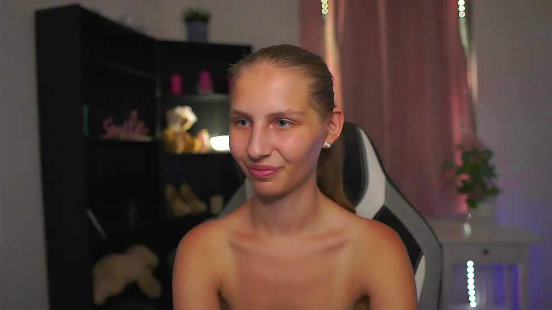 Gallery image thumbnail from Emmie_murray's myfreecams stream on, 08/12/2026, 22:59 image 15 of 20