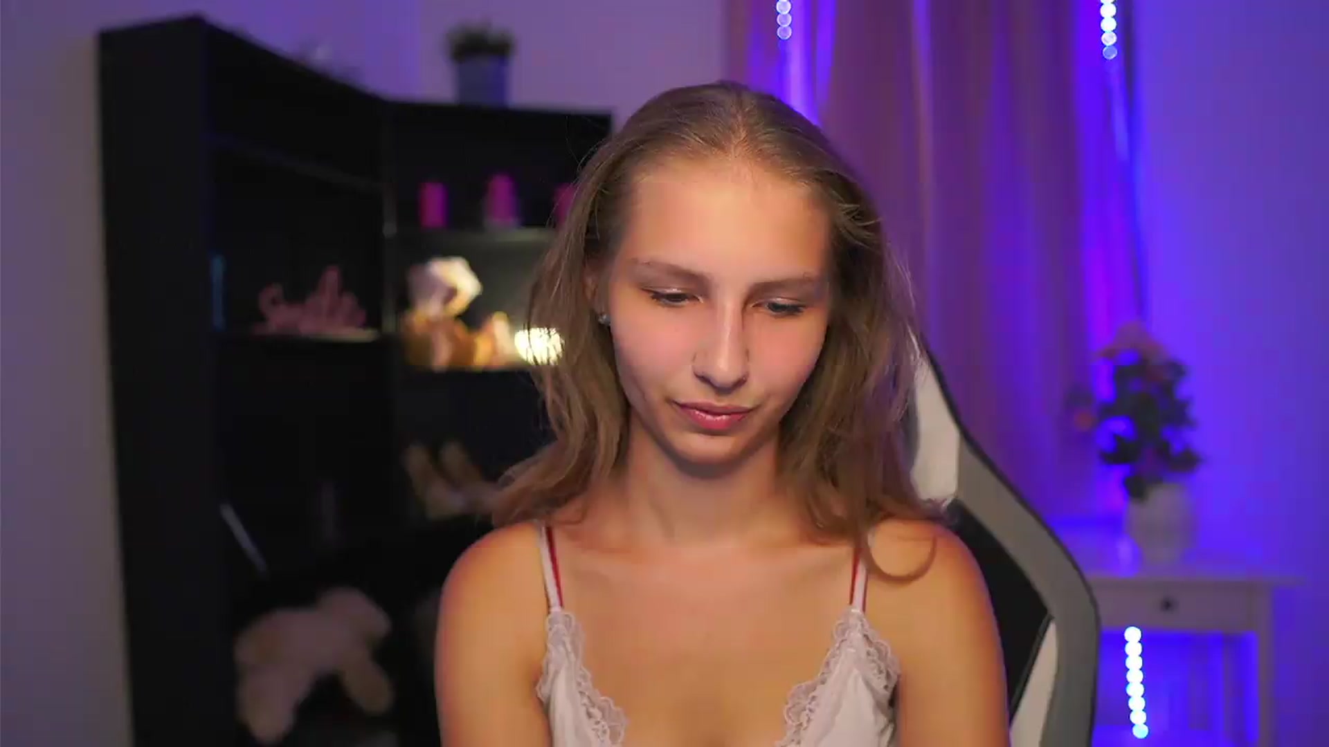 Gallery image thumbnail from Emmie_murray's myfreecams stream on, 08/13/2026, 21:01 image 1 of 20