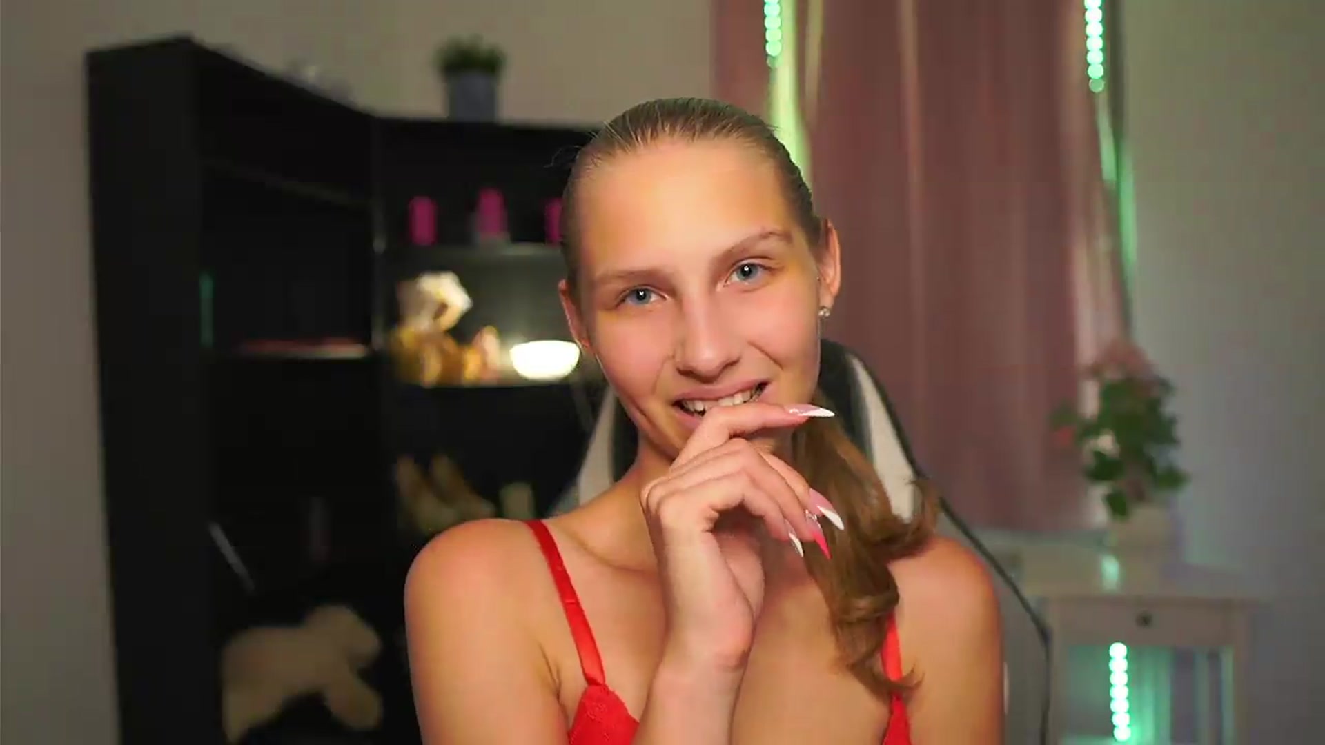 Gallery image thumbnail from Emmie_murray's myfreecams stream on, 08/14/2026, 20:23 image 14 of 20