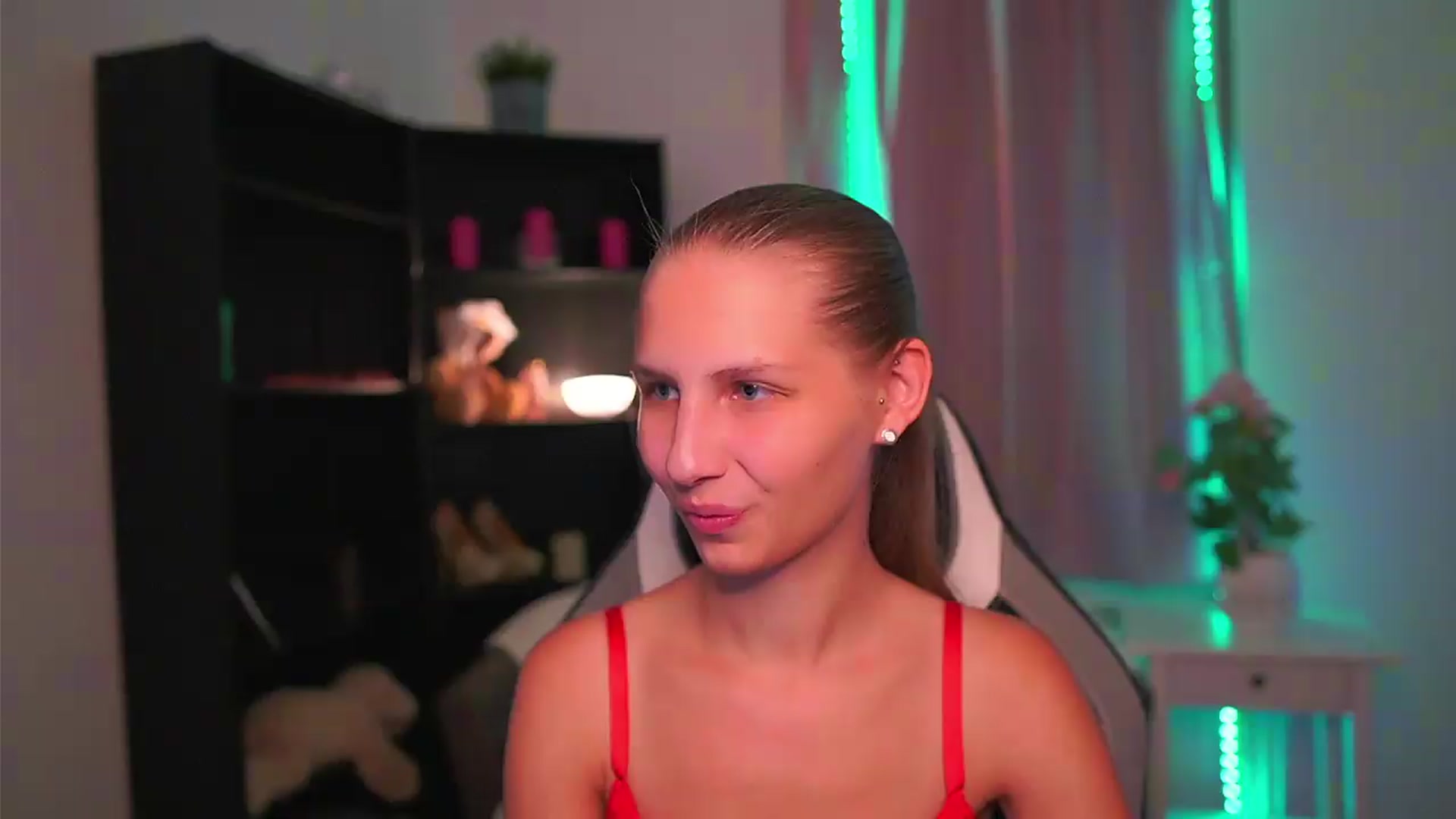 Gallery image thumbnail from Emmie_murray's myfreecams stream on, 08/14/2026, 20:23 image 13 of 20
