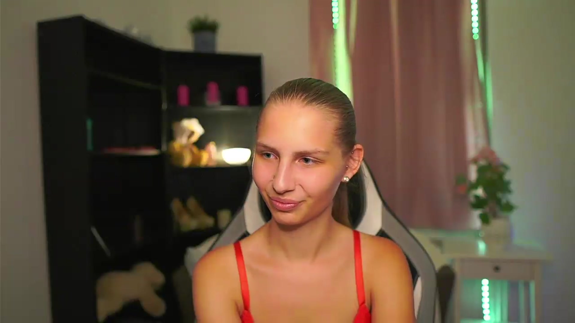 Gallery image thumbnail from Emmie_murray's myfreecams stream on, 08/14/2026, 21:02 image 4 of 20