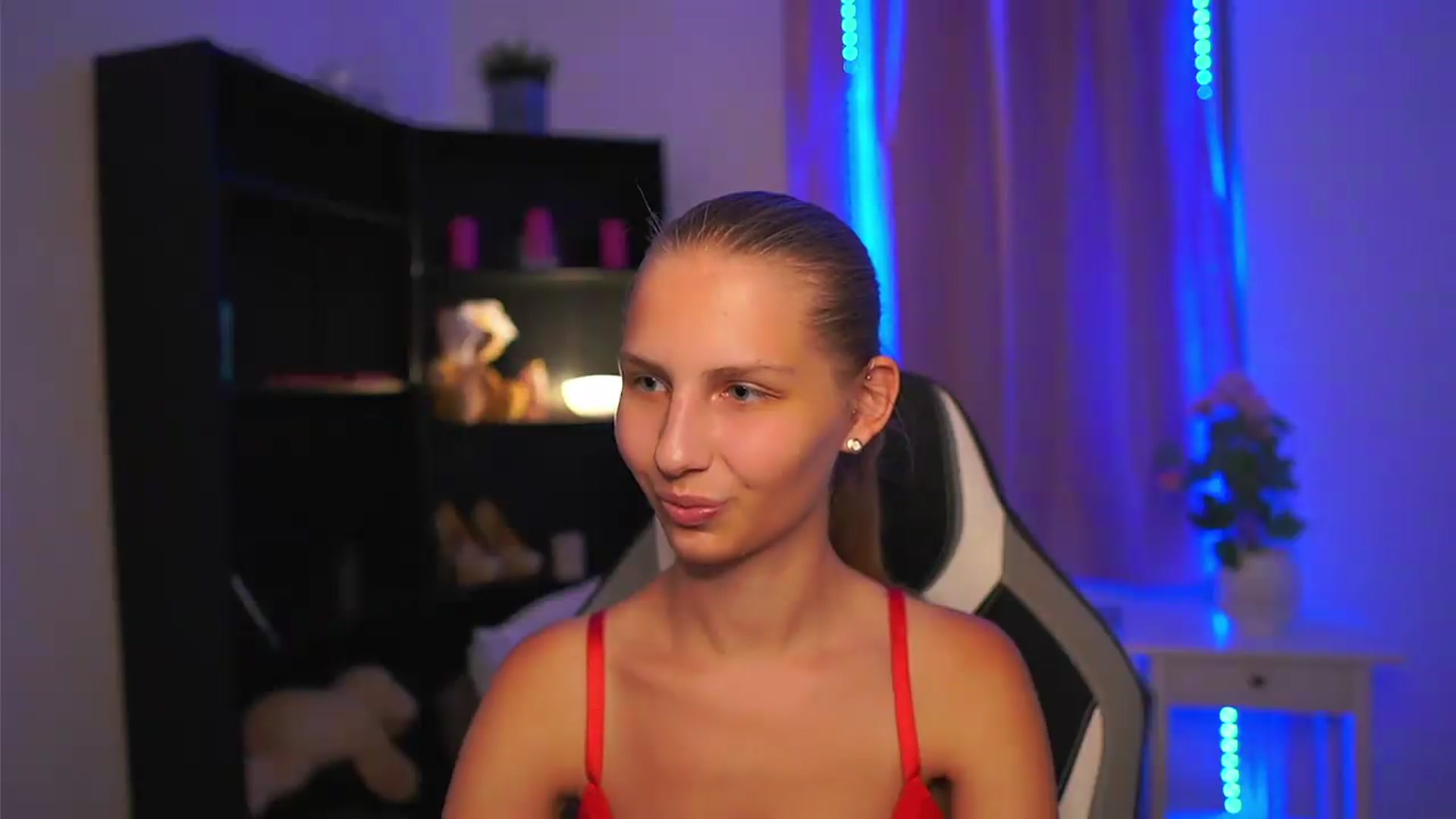 Gallery image thumbnail from Emmie_murray's myfreecams stream on, 08/14/2026, 21:02 image 2 of 20