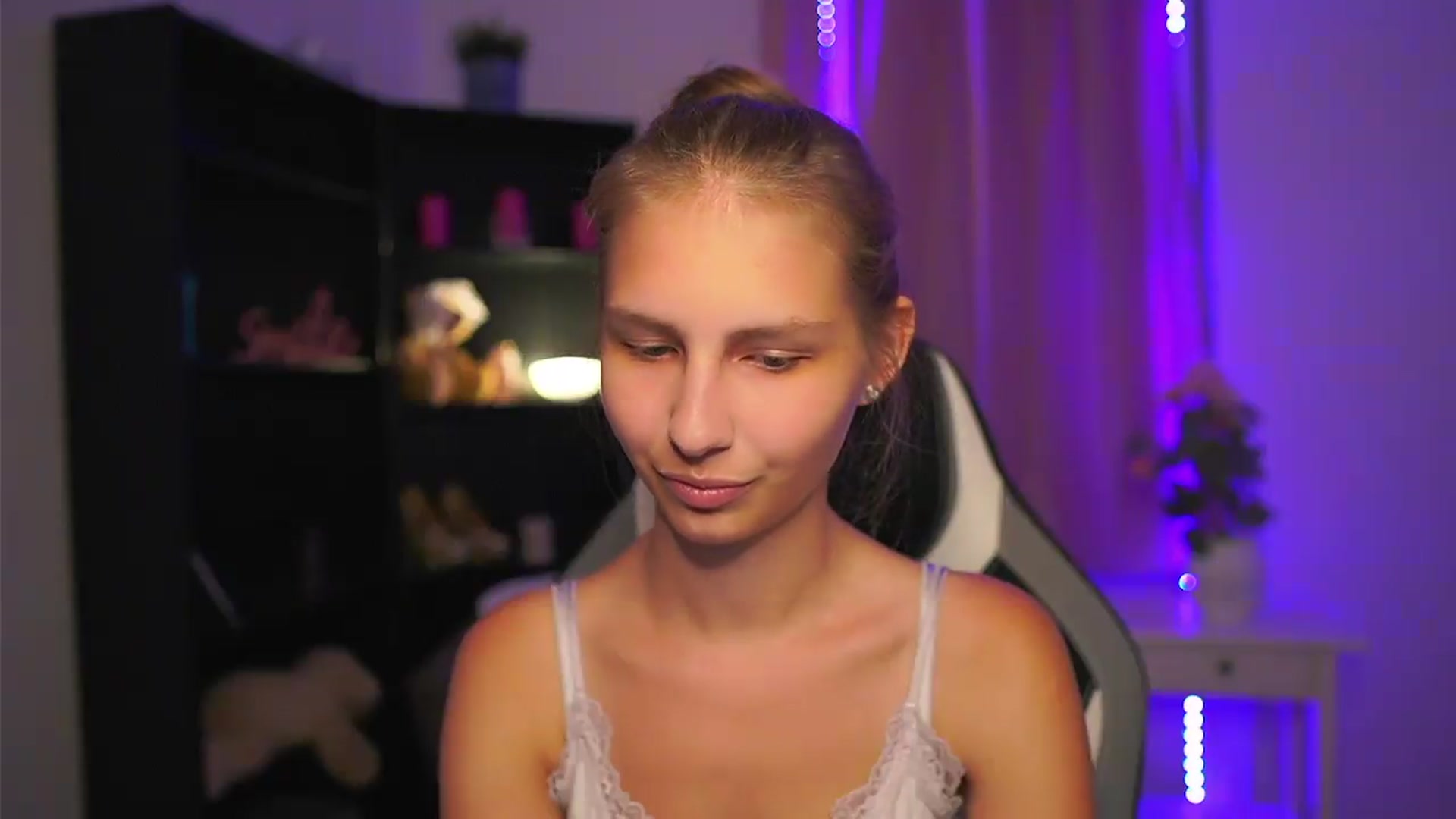 Gallery image thumbnail from Emmie_murray's myfreecams stream on, 08/15/2026, 22:24 image 18 of 20