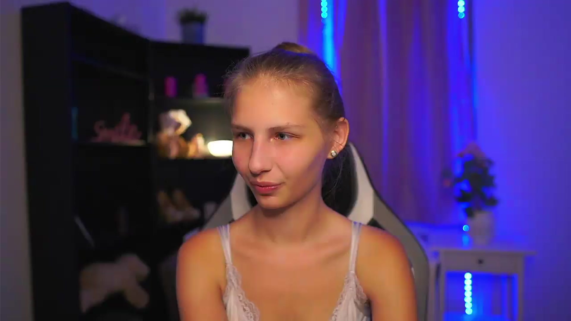 Gallery image thumbnail from Emmie_murray's myfreecams stream on, 08/15/2026, 22:24 image 1 of 20