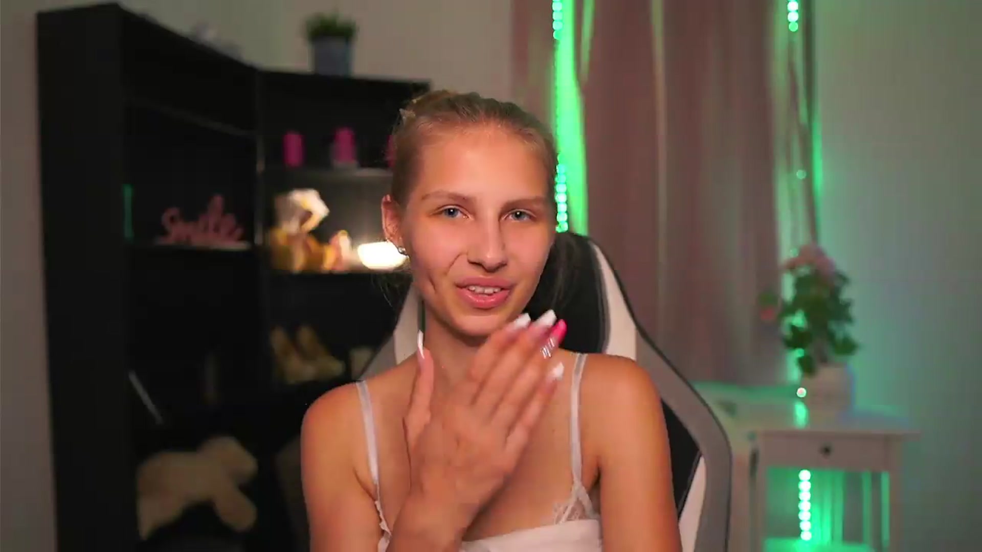 Gallery image thumbnail from Emmie_murray's myfreecams stream on, 08/15/2026, 22:24 image 16 of 20
