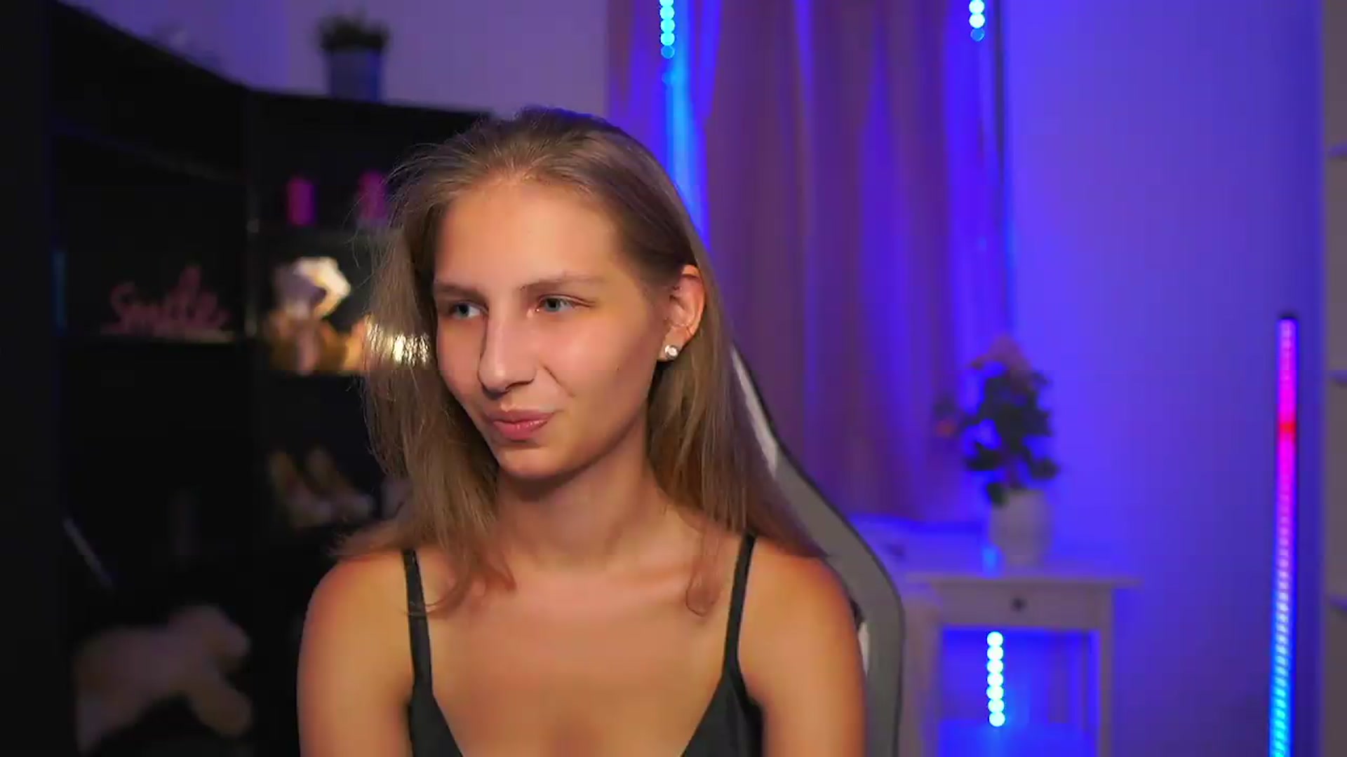 Gallery image thumbnail from Emmie_murray's myfreecams stream on, 08/16/2026, 17:10 image 16 of 20