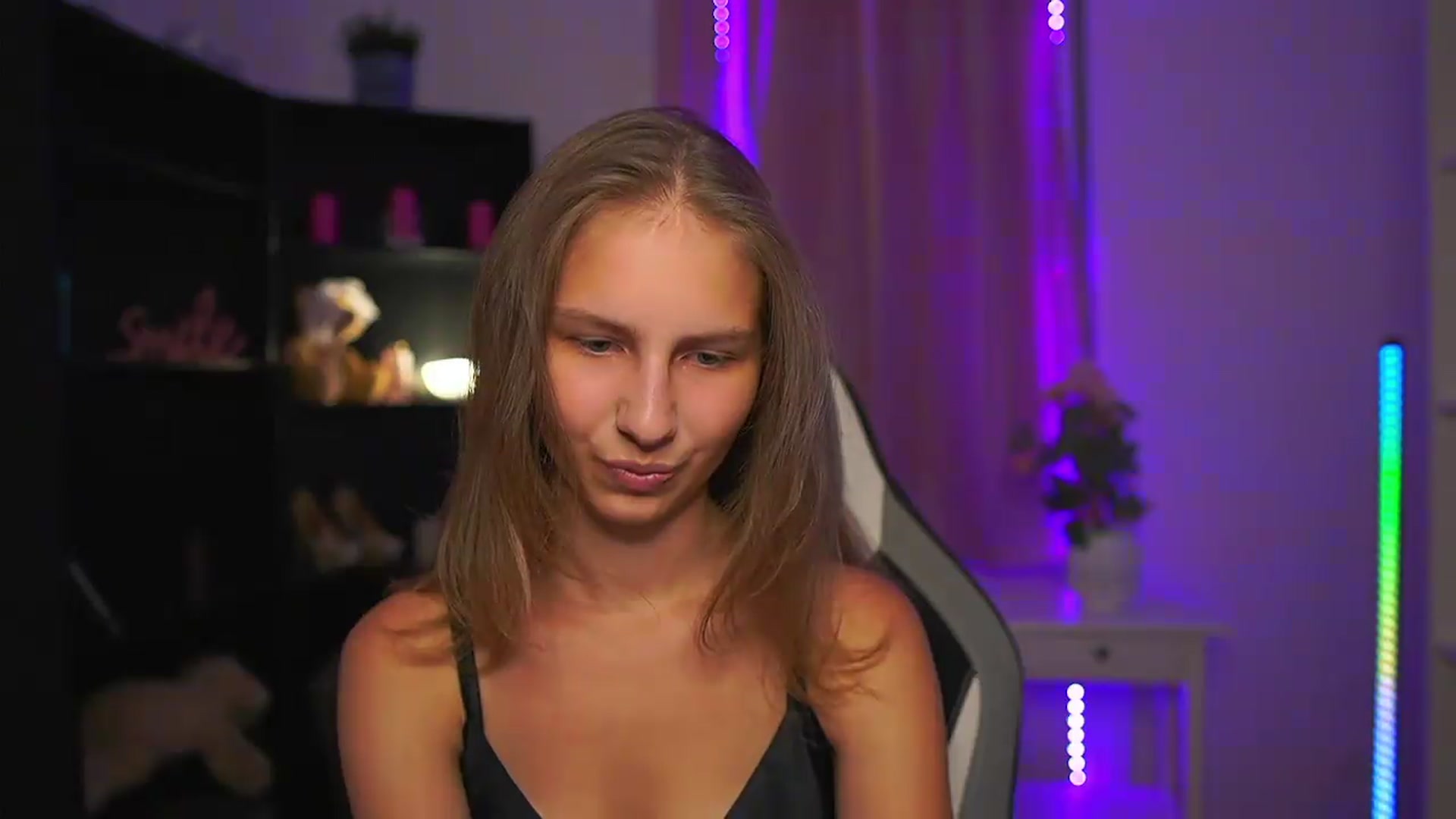 Gallery image thumbnail from Emmie_murray's myfreecams stream on, 08/16/2026, 17:10 image 2 of 20