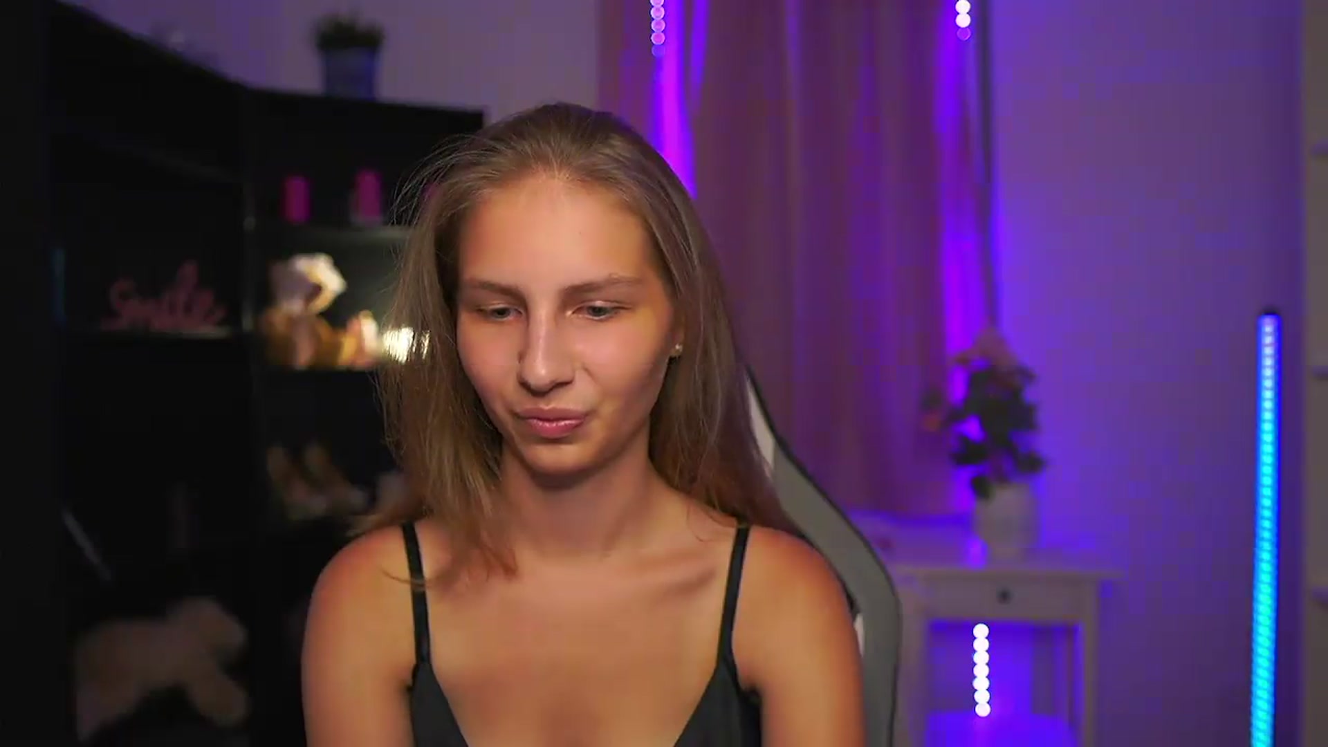 Gallery image thumbnail from Emmie_murray's myfreecams stream on, 08/16/2026, 17:10 image 14 of 20