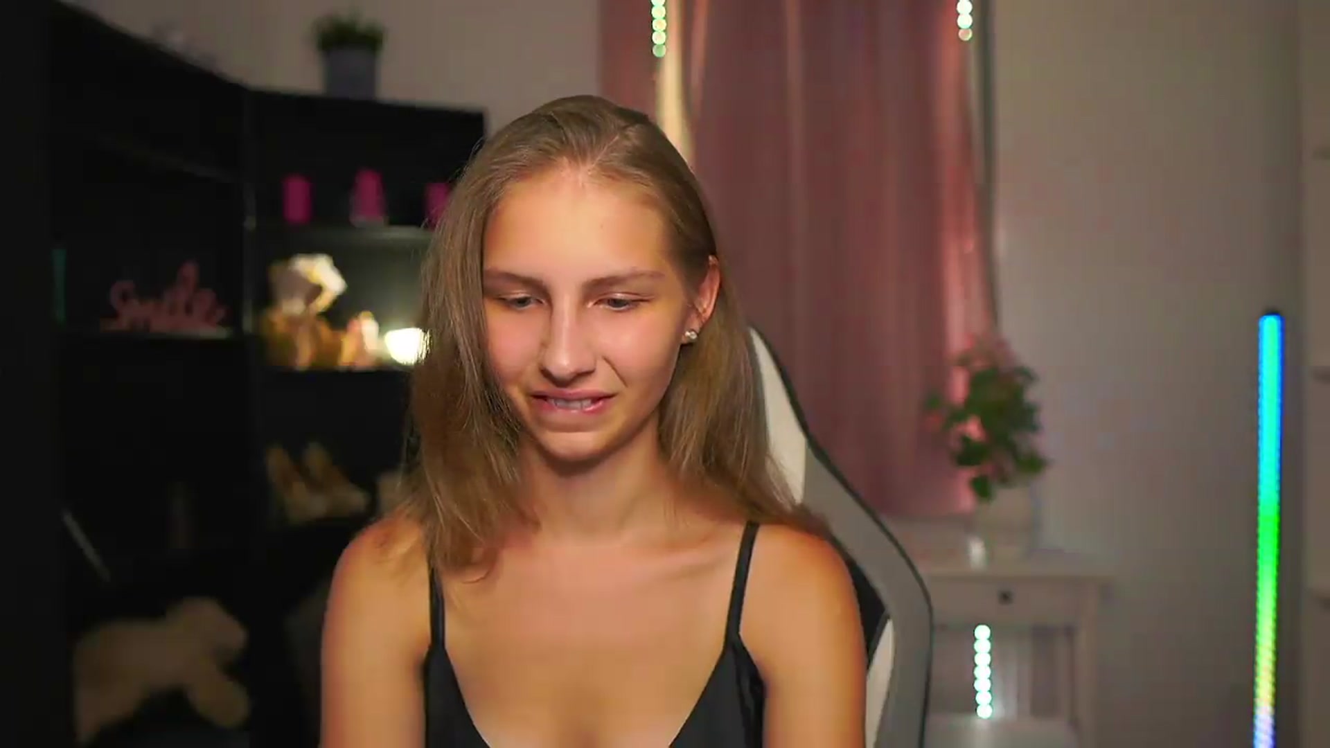 Gallery image thumbnail from Emmie_murray's myfreecams stream on, 08/16/2026, 17:10 image 12 of 20