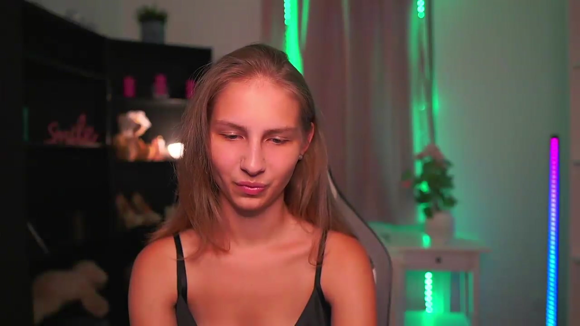 Gallery image thumbnail from Emmie_murray's myfreecams stream on, 08/16/2026, 17:10 image 15 of 20