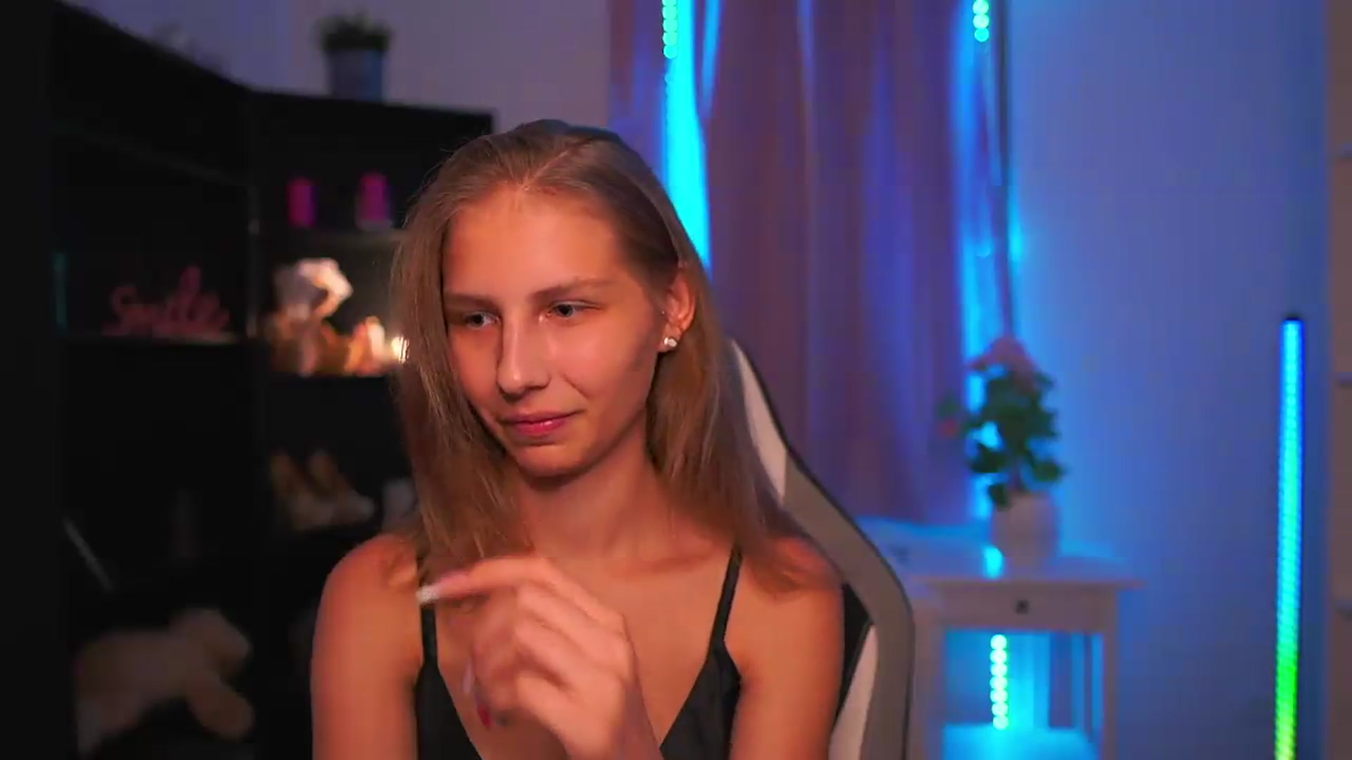Gallery image thumbnail from Emmie_murray's myfreecams stream on, 08/16/2026, 17:10 image 13 of 20