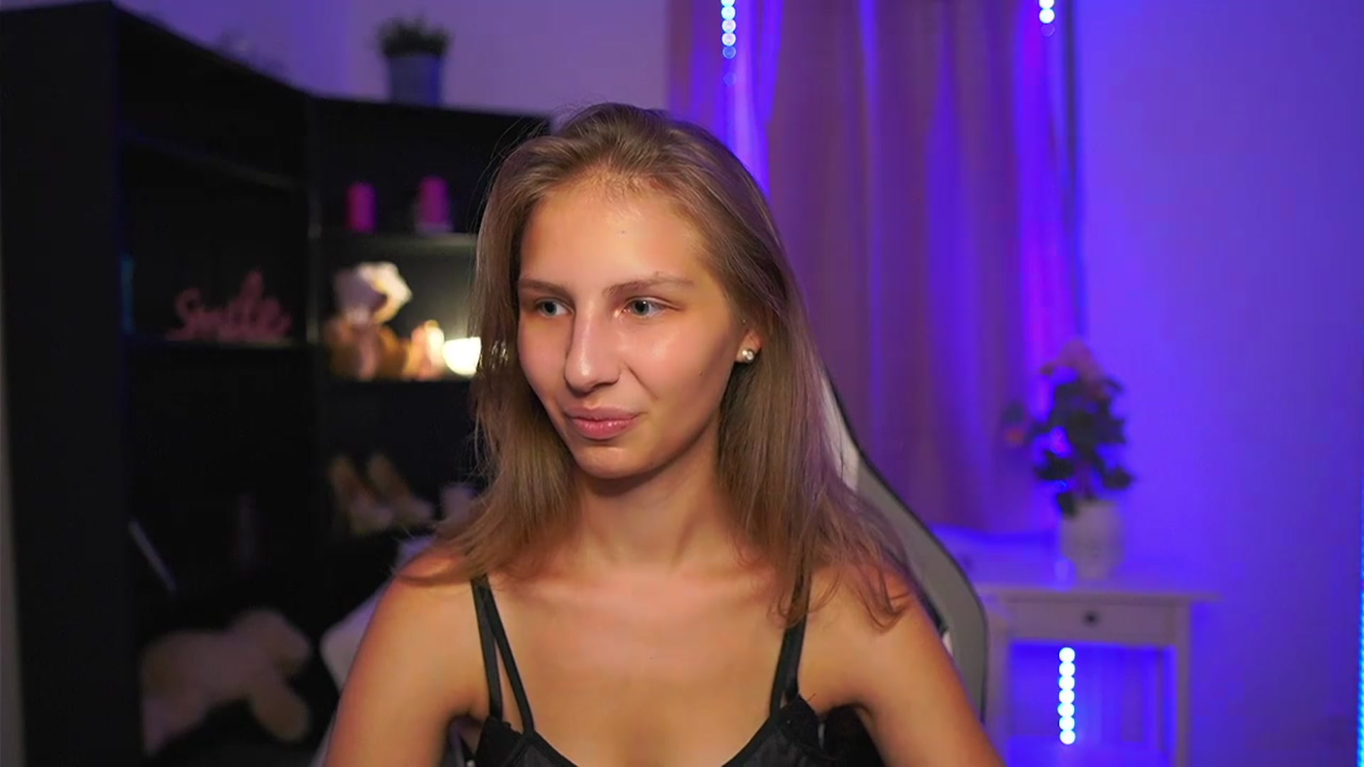 Gallery image thumbnail from Emmie_murray's myfreecams stream on, 08/17/2026, 15:07 image 6 of 20