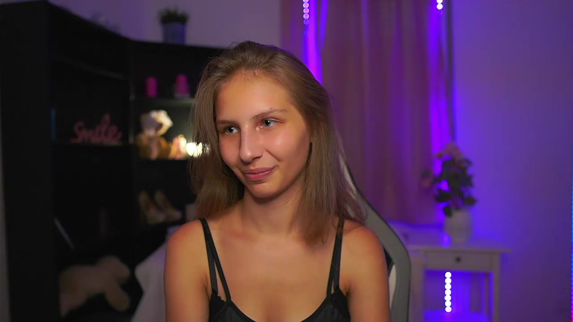 Gallery image thumbnail from Emmie_murray's myfreecams stream on, 08/17/2026, 15:07 image 5 of 20