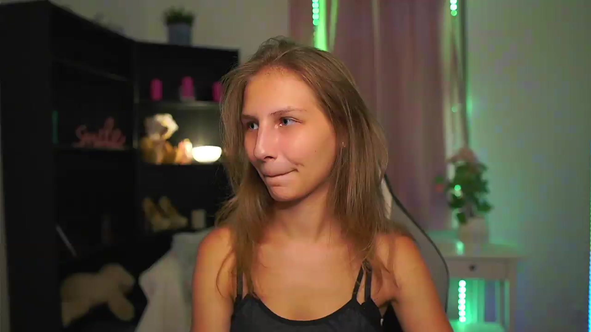 Gallery image thumbnail from Emmie_murray's myfreecams stream on, 08/17/2026, 15:07 image 1 of 20