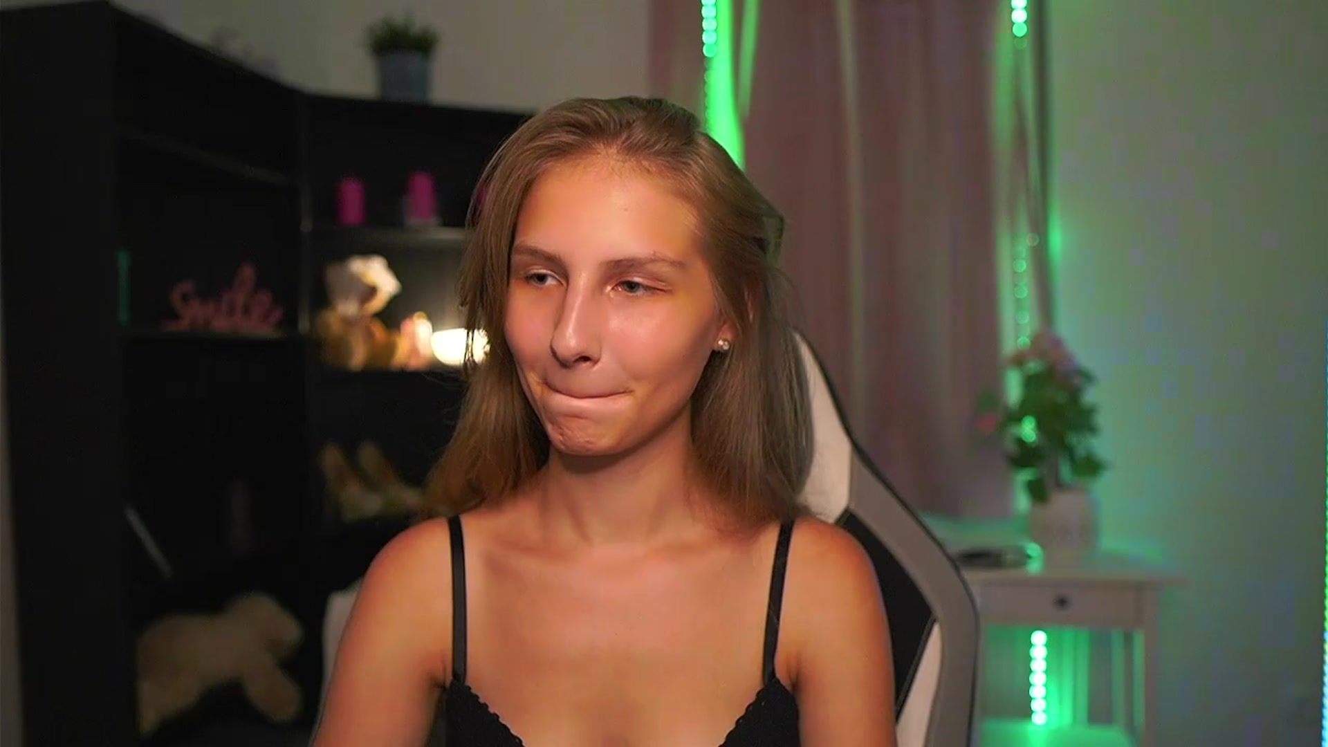 Gallery image thumbnail from Emmie_murray's myfreecams stream on, 08/17/2026, 15:07 image 14 of 20