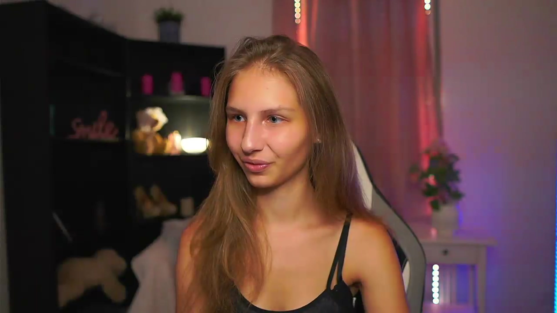 Gallery image thumbnail from Emmie_murray's myfreecams stream on, 08/17/2026, 15:07 image 3 of 20