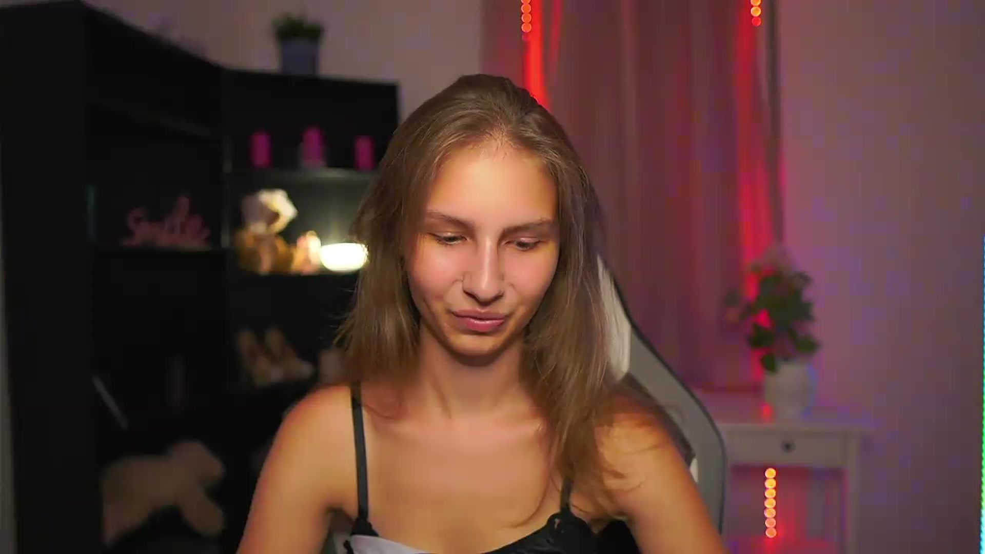 Gallery image thumbnail from Emmie_murray's myfreecams stream on, 08/17/2026, 18:12 image 19 of 20