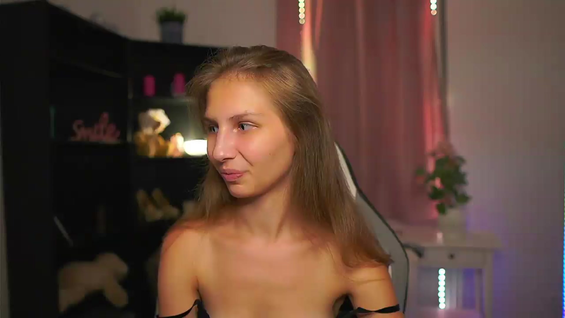 Gallery image thumbnail from Emmie_murray's myfreecams stream on, 08/17/2026, 18:12 image 7 of 20