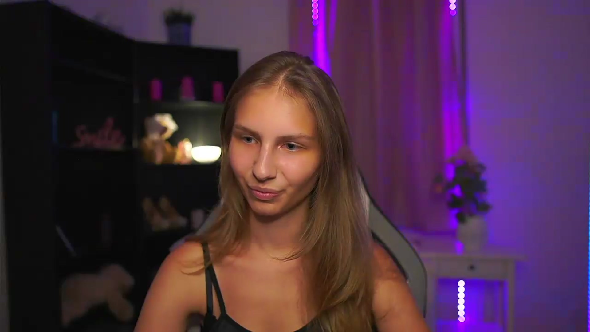 Gallery image thumbnail from Emmie_murray's myfreecams stream on, 08/17/2026, 18:12 image 15 of 20