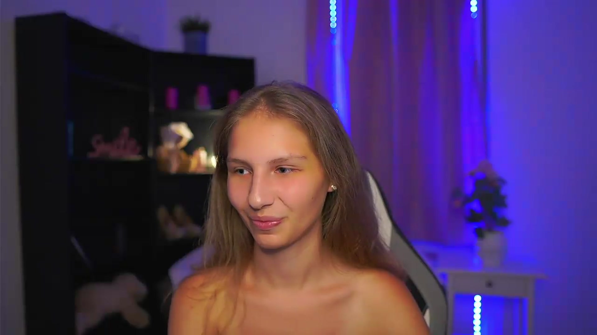 Gallery image thumbnail from Emmie_murray's myfreecams stream on, 08/23/2026, 17:52 image 16 of 20