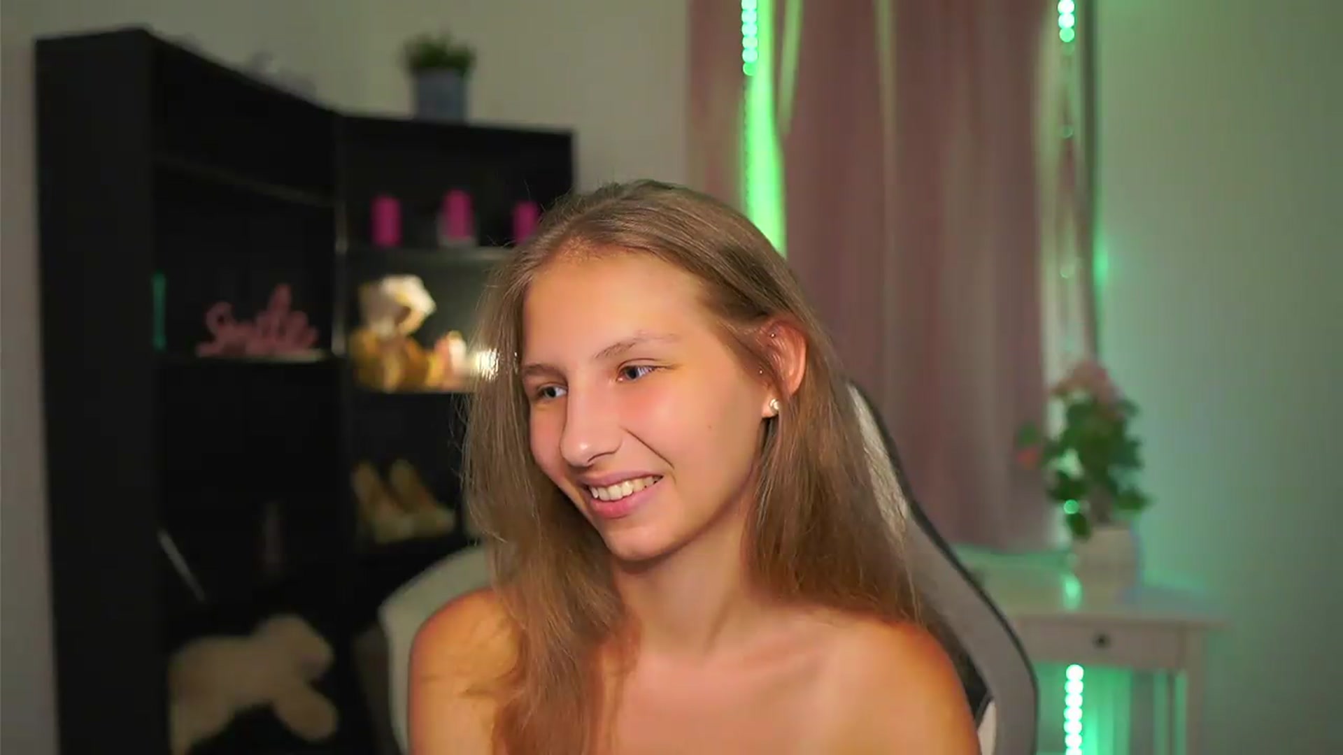 Gallery image thumbnail from Emmie_murray's myfreecams stream on, 08/23/2026, 17:52 image 6 of 20
