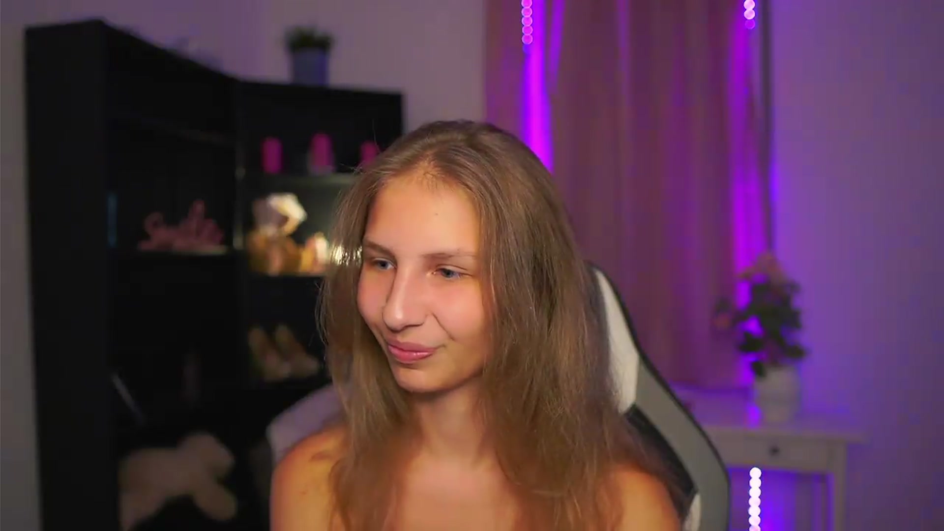 Gallery image thumbnail from Emmie_murray's myfreecams stream on, 08/23/2026, 17:52 image 5 of 20