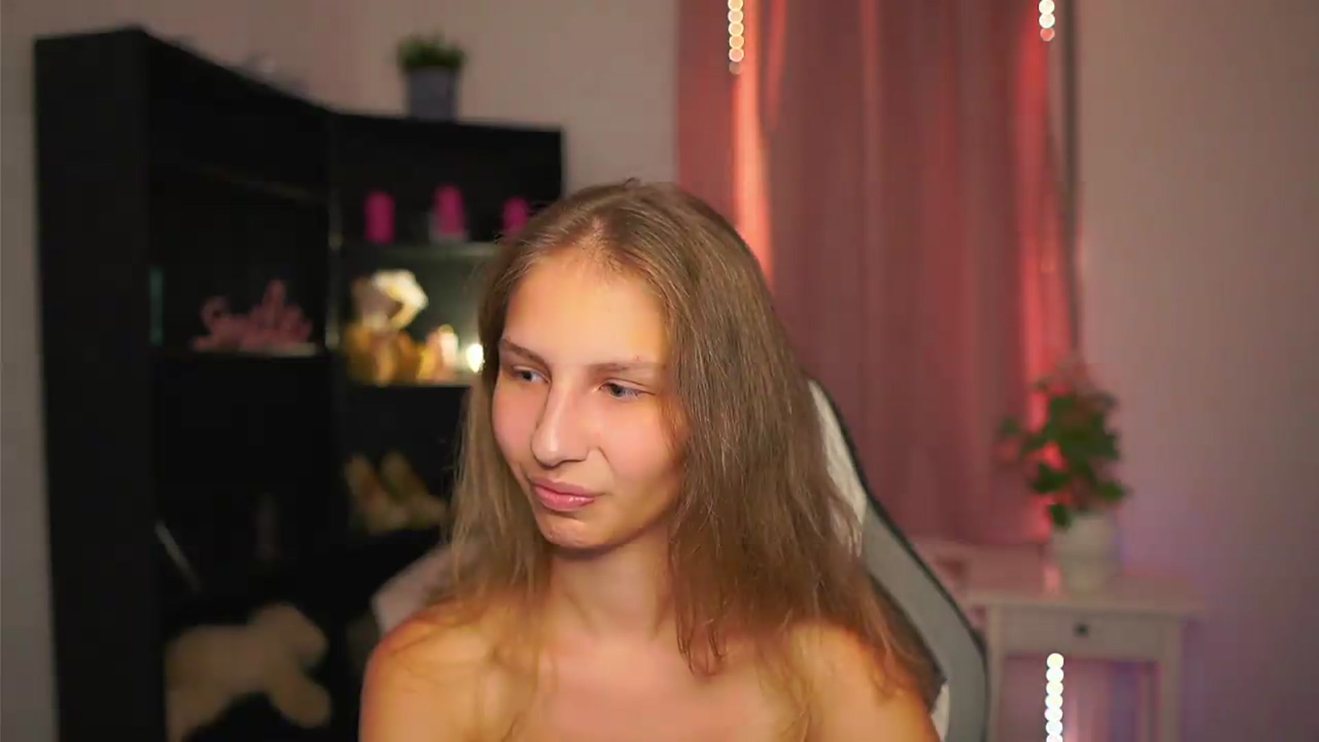 Gallery image thumbnail from Emmie_murray's myfreecams stream on, 08/23/2026, 17:52 image 17 of 20