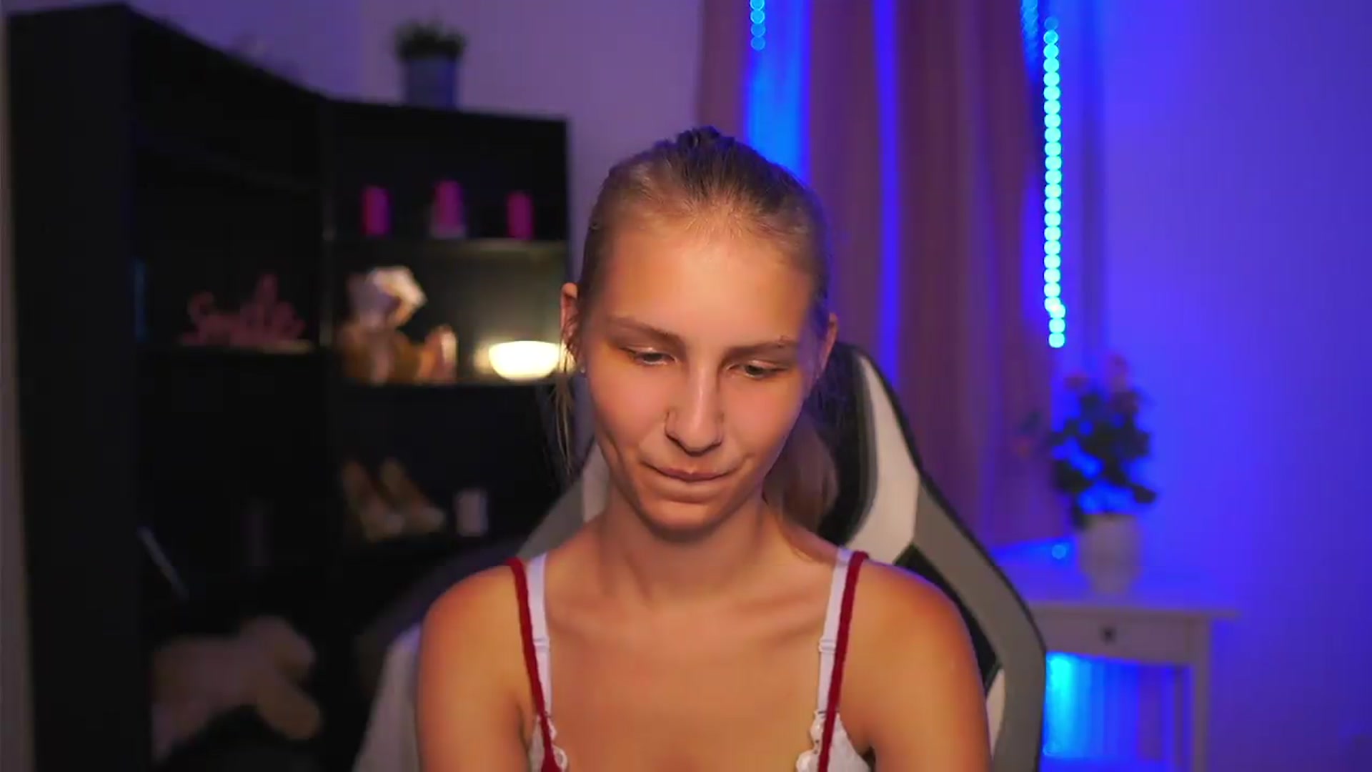 Gallery image thumbnail from Emmie_murray's myfreecams stream on, 08/25/2026, 23:04 image 11 of 20